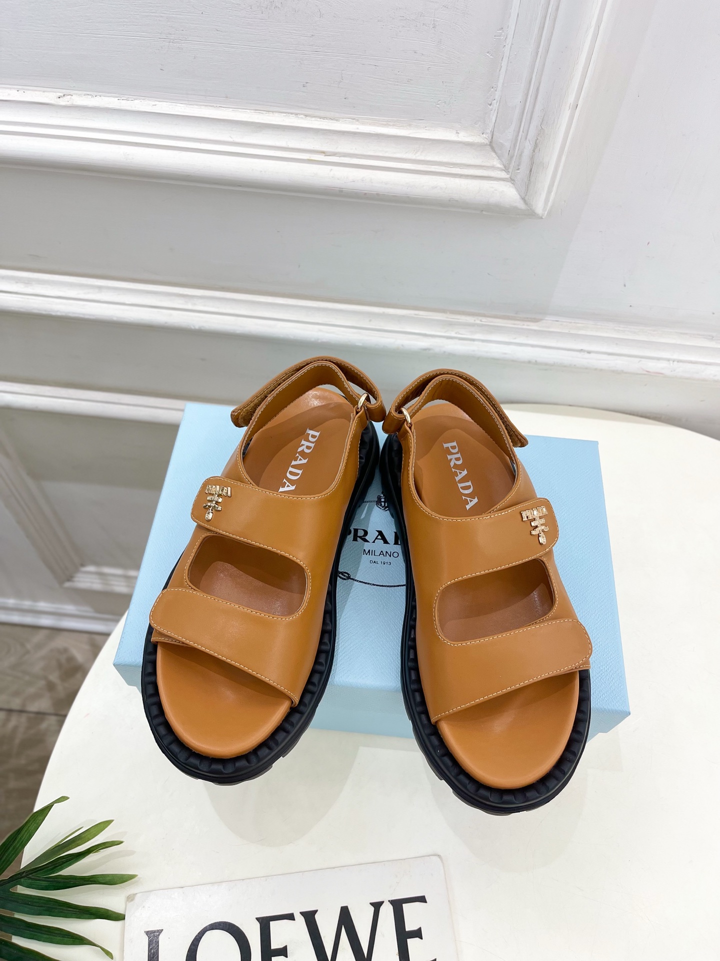  PRADA 普拉达 25𝐬𝐬 
🌈2025春夏新品 专柜走秀款 休闲情侣款沙滩凉鞋系列〰
◽鞋面：原版