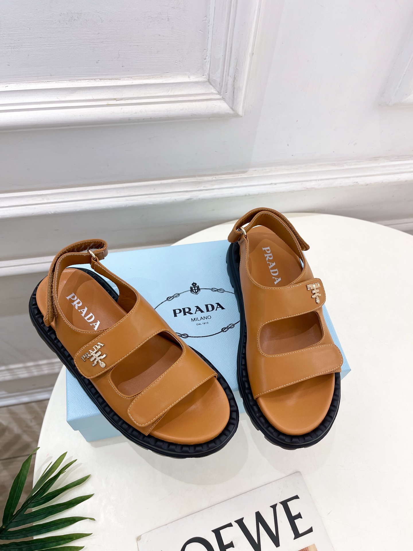  PRADA 普拉达 25𝐬𝐬 
🌈2025春夏新品 专柜走秀款 休闲情侣款沙滩凉鞋系列〰
◽鞋面：原版