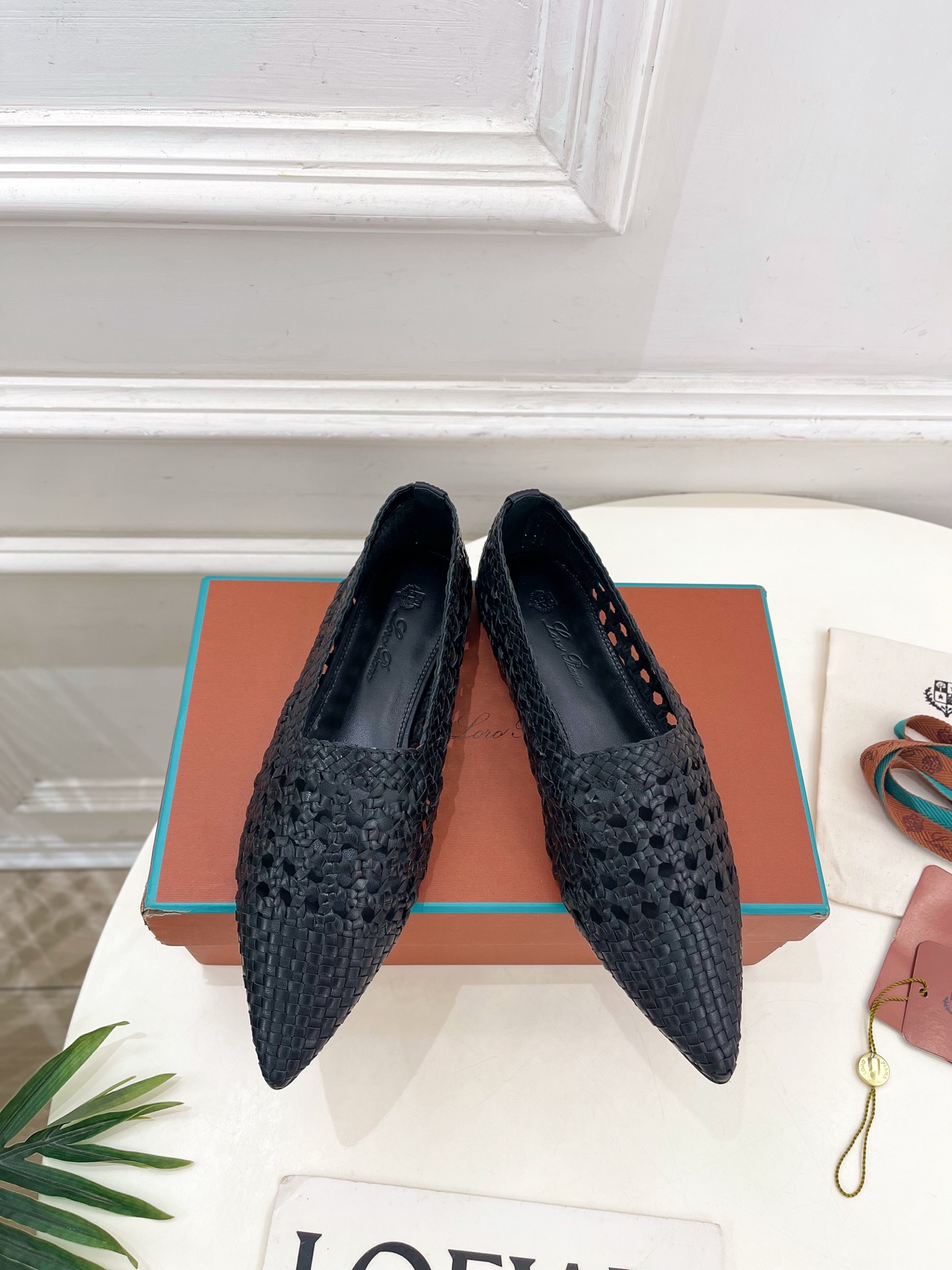 NO:414251,Loro Piana, Leyou Pianya, new product for purchasing agents, 2025 spring and summer, Ayame hollow woven flat ballet shoes———————————— LP is the top luxury brand in Italy, low-key and luxurious, and the design is consistently pure color, simple, clever details, fresh and refined!  If you don’t want to get a lot of models on the street, you can see this brand, Ins, and Xiaohongshu everywhere!  BS original one-to-one custom-made upper original woven surface, imported sheepskin lining, outsole original cowhide, high flat sole, size 35-39 (40.41 custom made without return or exchange), single shoes, loro piana, loro piana, cowhide, sheepskin19860909Loro Piana 乐悠翩雅 代购级别2025春夏新品 Ayame镂空编织平底芭蕾舞鞋————————— LP是意大利顶级奢侈品牌 低调奢华 设计都是一贯纯色系 简单、细节巧妙、清新脱俗！ 不想满大街撞款的可以看看这个品牌、ins、小红书随处可见这个品牌的身影 ！BS原版一比一定制 鞋面原版特定编织面 内里进口羊皮里  大底原版牛皮大底 跟高平底 码数35-39(40.41定制不退换）,单鞋,loro piana,loro piana,cowhide,sheepskin,Women's Shoes