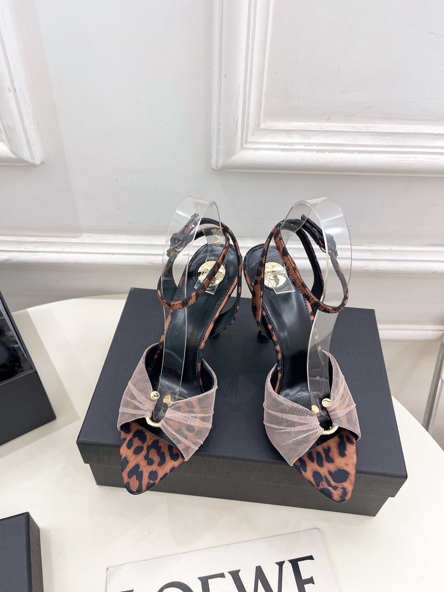 NO:411360,SAIN*LAURENT 2025 spring and summer new metal buckle high-heeled sandals are available for new products ———————————————————————————————— BS’ top version of YSL is a super beautiful one. The Hate Sky High Series is launched in a new interpretation way!  Full of high-end feeling!  Fashionable ~ Whether it is skirt or skirt, it is free to match it. High upper custom lambskin/leopard print, imported lambskin lining, outsole, Italian leather outsole, heel height 10.5cm, size 35-39 (40.41 can be customized) Price, high heels, saint laurent, saint laurent, saint laurent, saint laurent, high heels, slippers, skirts, sheepskin, Leather soles19860909SAIN*LAURENT 圣罗兰 2025春夏新品金属扣高跟凉拖鞋上新 —————————————— BS顶级版YSL超美的一款 恨天高 系列以全新的诠释方式首发！满满的高级感 ！时尚度爆棚～无论裙装 、裙装都随意搭配. 鞋面高定制下小羊皮/豹纹 内里进口羊皮里 大底意大利真皮大底 跟高10.5cm 码数35-39（40.41可定做） 价格,高跟鞋,saint laurent,saint laurent,saint laurent,high heels,slippers,skirts,sheepskin,Leather soles,Women's Shoes