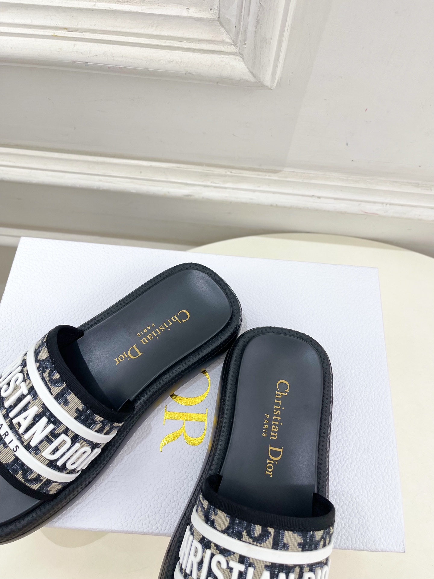 Dior |  迪奥  25𝐬𝐬 

🧡💚2025 早春新品 顶级版本⚠️
专柜主打新款 经典刺绣立体滴