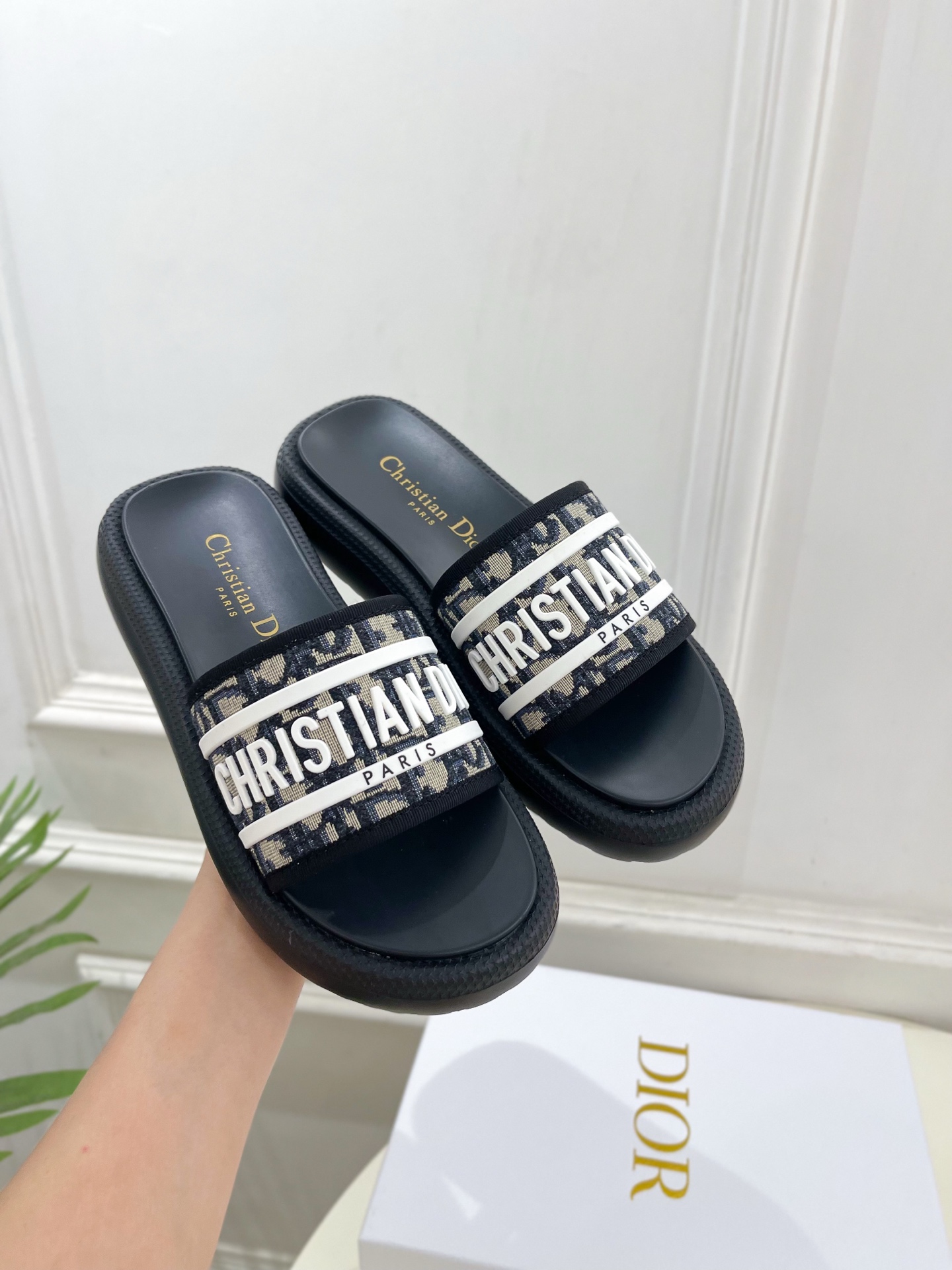 Dior |  迪奥  25𝐬𝐬 

🧡💚2025 早春新品 顶级版本⚠️
专柜主打新款 经典刺绣立体滴