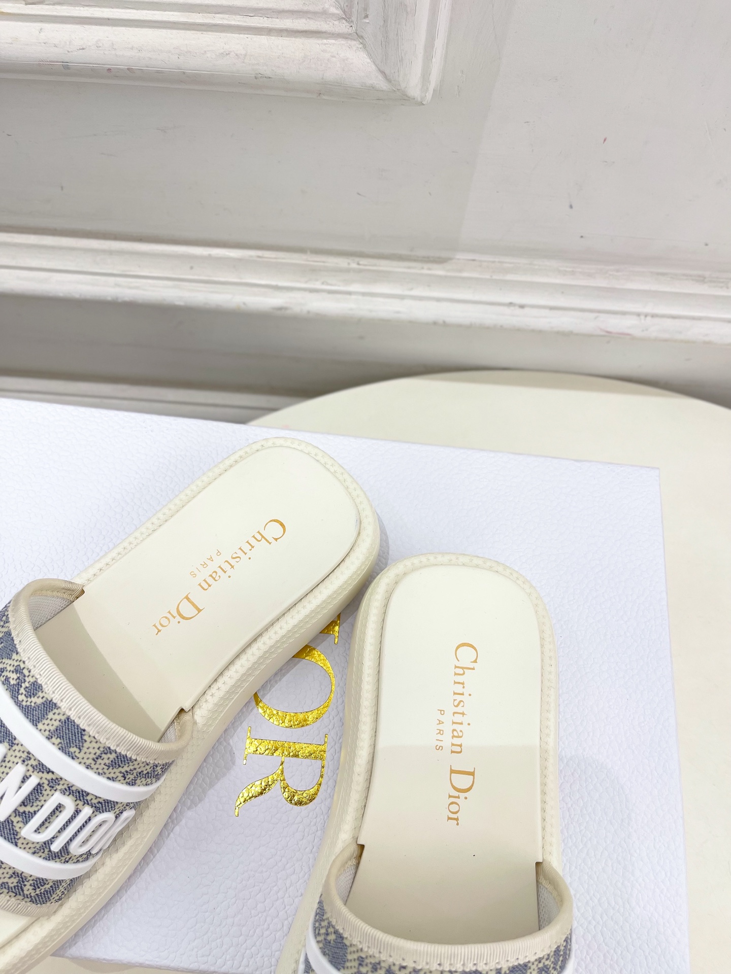 Dior |  迪奥  25𝐬𝐬 

🧡💚2025 早春新品 顶级版本⚠️
专柜主打新款 经典刺绣立体滴