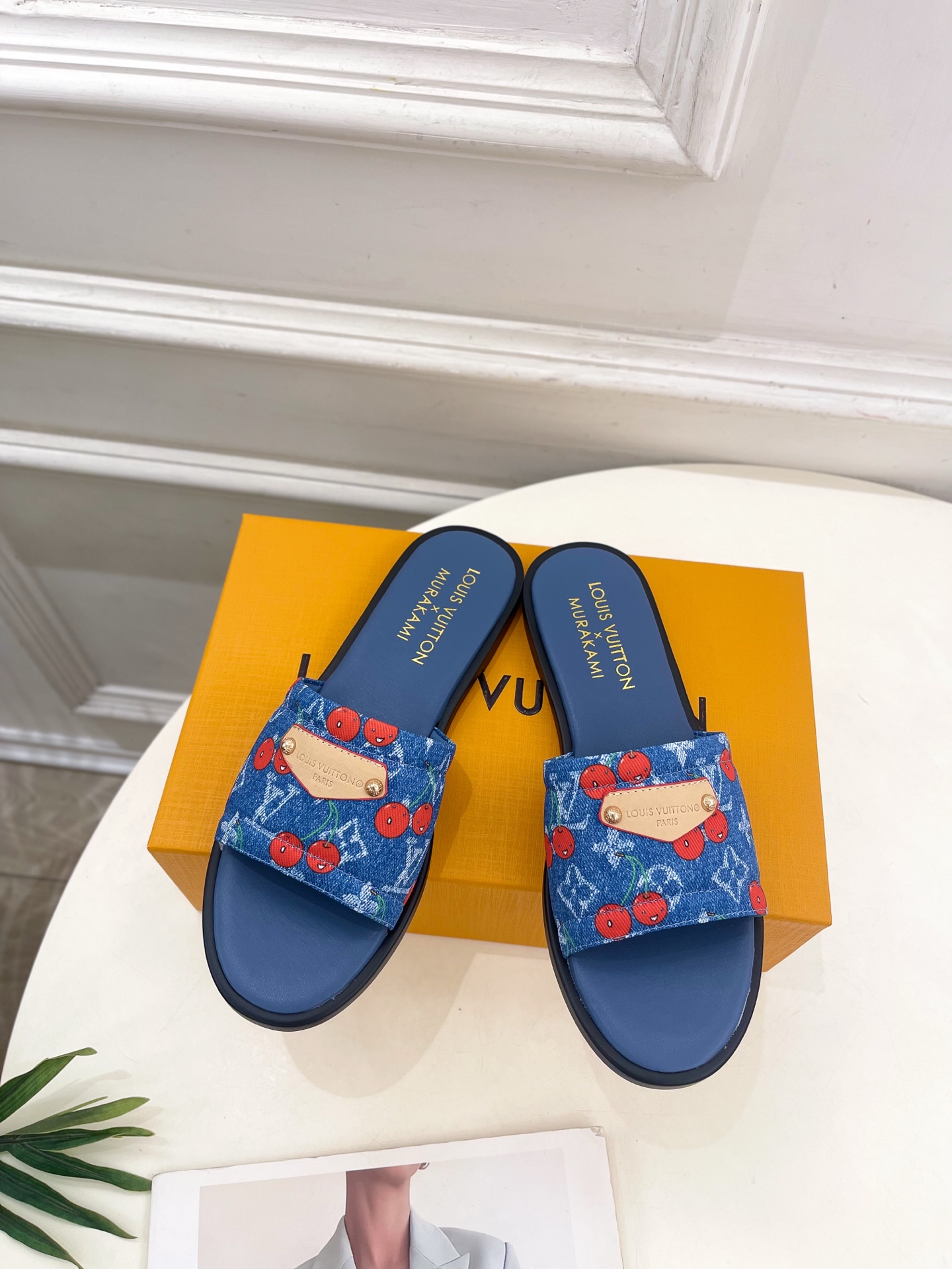 NO:411332,LV | Louis Vuitton 25 2025 spring and summer new model, top version is consistent with the original version, the counter focuses on the latest LVXTMLILY Murakami Takashi jointly-branded flat slippers, hard goods are on the new BS purchasing level!  Full of high-end feeling!  A popular model from domestic and foreign bloggers, retro and fashionable, beautiful!  Official website main model★ ━━━━━ t ━━━━━━━━━━━━━━━━━━━━━━━━━━━━━━━━━━━━━━━━━━━━━━━━━━━────35-39 (40.41 customizable), slippers, louis vuitton, louis vuitton, slippers, sheepskin, Leather soles19860909LV | 路易威登 25 2025春夏新款 顶级版本原版一致 专柜主打最新款LVXTMLILY村上隆联名平底拖鞋 硬货上新 BS代购级别！高级感十足！国内外博主刷爆的一款,复古又时髦上脚美炸了！官网主推款★ ━━━━━ t ━━━━━ 鞋面原版定制印花布料 内里进口羊皮里 大底原版意大利真皮大底 跟高平底 鞋码: 35-39（40.41可定制）,拖鞋,louis vuitton,louis vuitton,slippers,sheepskin,Leather soles,Women's Shoes