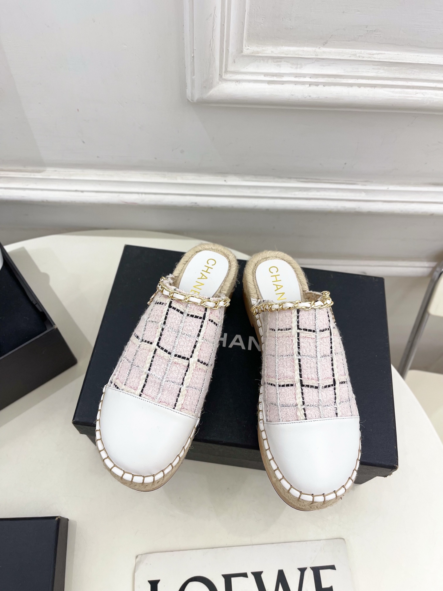 NO:414237,| Xiaoxiang 25 2025 Spring and Summer New Products, Counter Classic Style, Xiaoxiang Double C Chain Thick Sole Half Slipper Series is New BS The most outstanding in the fashion circle. The matching will interpret the meticulous, minimalist, and never faded classic elements. Show the unique style of dressing so beautiful that there is nothing to say. A must-have for summer... ━━━━━━━━━━━━━━━━━━━━━━━━━━━━━━━━━━━━━━━━━━━━━━━━━━━━━━━━━━━━━━━━━━━━━━━━━━━━━━━━━━━━━━━━━━━━━━━━━━━━━━━━━━━━━━━━━━━━━━━━━━━━━━━━━━━━━━━━━�19860909| 小香 25 2025 春夏新品 专柜经典款 小香双C链条厚底半拖鞋系列上新 BS 时尚圈的绝绝子 搭配将演绎着细致 极简 永不褪去的经典元素 展现与众不同的穿搭风格美到无话可说 夏季必入款…… ━━━━━ t ━━━━━ 鞋面原版高定制小羊皮 内里进口混种羊皮里 大底原版开模木纹水台防滑大底 跟高5cm 鞋码: 35-39（40.41定制不退换）,半拖,slippers,sheepskin,Women's Shoes