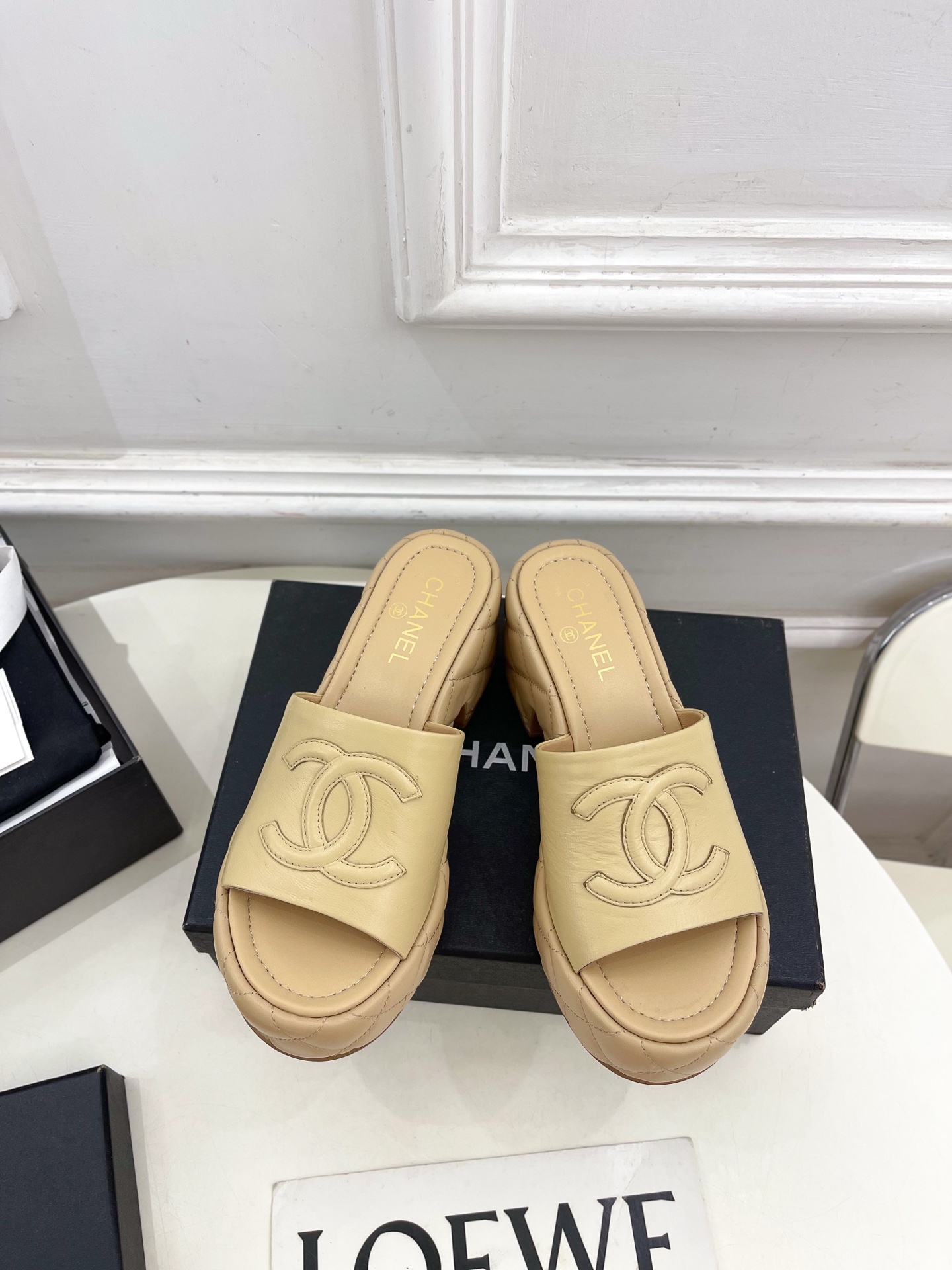 NO:414292,| Xiaoxiang 25 2025 Spring and Summer New Products, Counter Classic Style, Xiaoxiang Double C Thick-soled Slippers Series New BS The absolute best in the fashion circle, the matching will interpret the meticulous, minimalist, and never faded classic elements, showing the unique style of dressing so beautiful that there is nothing to say, a must-have for summer... ━━━━━━━━━━━━━━━━━━━━━━━━━━━━━━━━━━━━━━━━━━━━━━━━━━━━━━━━━━━━━━━━━━━━━━━━━━━━━━━━━━━━━━━━━━━━━━━━━━━━━━━━━━━━━━━━━━━━━━━━━━━━━━━━━━━━━━━━━━�19860909| 小香 25 2025 春夏新品 专柜经典款 小香双C厚底拖鞋系列上新 BS 时尚圈的绝绝子 搭配将演绎着细致 极简 永不褪去的经典元素 展现与众不同的穿搭风格美到无话可说 夏季必入款…… ━━━━━ t ━━━━━ 鞋面原版高定制小羊皮 内里进口混种羊皮里 大底原版开模防滑大底 跟高7cm前水台4cm 鞋码: 35-39（40.41定制不退换）,拖鞋,slippers,sheepskin,Women's Shoes