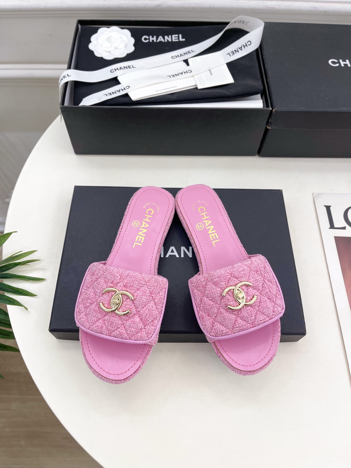 NO:414227,| Xiaoxiang 25 2025 Spring and Summer New Products, Counter Classic Style, Xiaoxiang Style Schoolbag Buckle Flip Slipper Series, New, The BFF series, The Absolute Sex in the BS Fashion Circle, The Matching will interpret the meticulous, minimalist, and never faded classic elements, showing the unique style of dressing so beautiful that there is nothing to say, a must-have for summer... ━━━━━━━━━━━━━━━━━━━━━━━━━━━━━━━━━━━━━━━━━━━━━━━━━━━━━━━━━━Original high custom fabric, imported mixed-bred sheepskin, outsole original Italian genuine leather outsole Shoe size: 35-39 (40.41 customization, no return and exchange), slippers, slippers, sheepskin, Leather soles19860909| 小香 25 2025 春夏新品 专柜经典款 小香风书包扣翻盖拖鞋系列上新  BS时尚圈的绝绝子 搭配将演绎着细致 极简 永不褪去的经典元素 展现与众不同的穿搭风格美到无话可说 夏季必入款…… ━━━━━ t ━━━━━ 鞋面原版高定制布料 内里进口混种羊皮里 大底原版意大利真皮大底 鞋码: 35-39（40.41定制不退换）,拖鞋,slippers,sheepskin,Leather soles,Women's Shoes