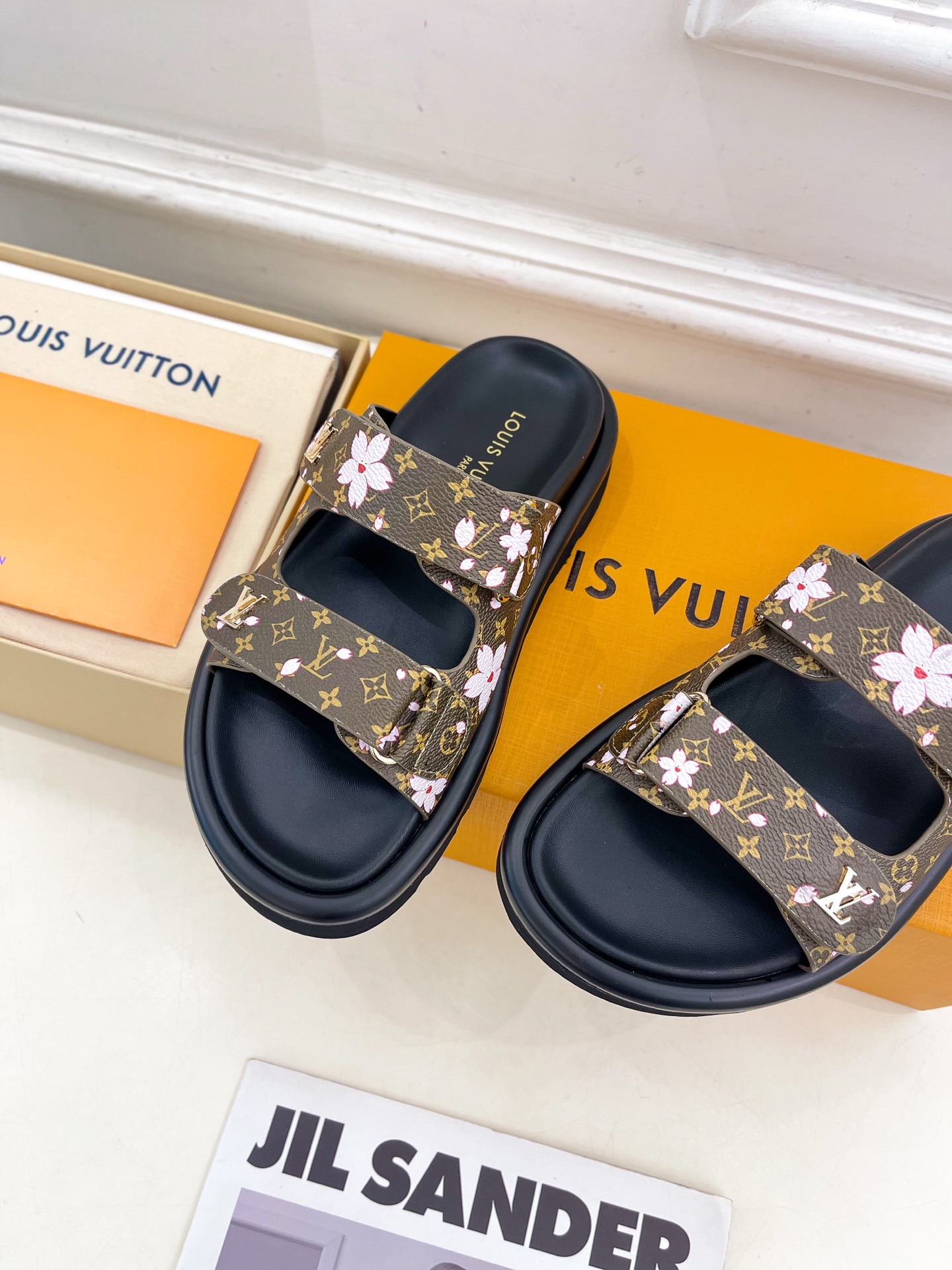 LV  | 路易威登   25𝐬𝐬 

🧡💚2025春夏新品   顶级版本⚠️
专柜主打经典双扣带老花休