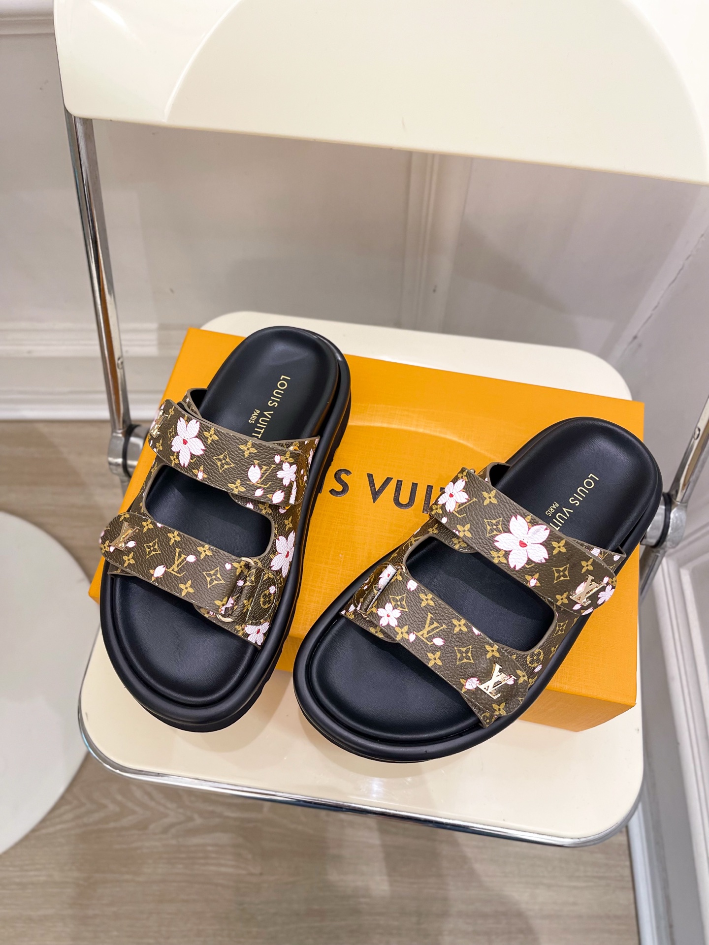 LV  | 路易威登   25𝐬𝐬 

🧡💚2025春夏新品   顶级版本⚠️
专柜主打经典双扣带老花休
