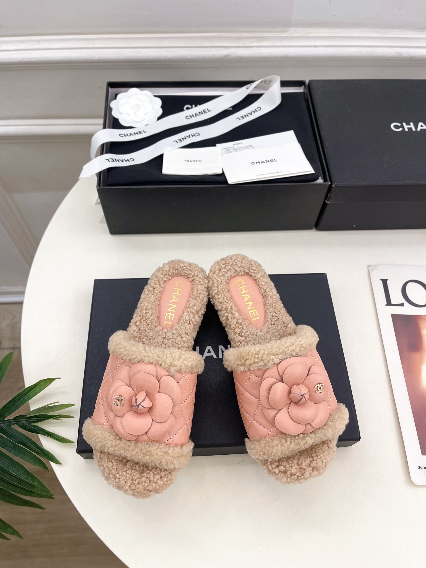 NO:420765,| Xiaoxiang 25 2025 Autumn and Winter New Products, Classic Counter, Xiaoxiang Double C Diamond Camellia Thick-soled Fur Slippers Series, New BS, The Absolute Sex in the Fashion Circle, The Matching will interpret the meticulous, minimalist, and never faded classic elements, showing the unique style of dressing so beautiful that there is nothing to say, a must-have for summer... ━━━━━━━━━━━━━━━━━━━━━━━━━━━━━━━━━━━━━━━━━━━━━━━━━━━━━━━━━━━━━━━━━━━━━━━━━━━━━━━━━━━━━━━━━━━━━━━━━━━━━━━━━━━━━━━━━━━━━━━━━━━━━━━━━Original high custom lamb19860909| 小香 25 2025 秋冬新品 专柜经典款 小香双C菱格山茶花厚底毛拖鞋系列上新 BS 时尚圈的绝绝子 搭配将演绎着细致 极简 永不褪去的经典元素 展现与众不同的穿搭风格美到无话可说 夏季必入款…… ━━━━━ t ━━━━━ 鞋面原版高定制小羊皮 内里进口羊糕毛 大底原版开模木纹水台防滑大底 跟高4cm 鞋码: 35-39（40.41定制不退换）,拖鞋,slippers,sheepskin,Women's Shoes
