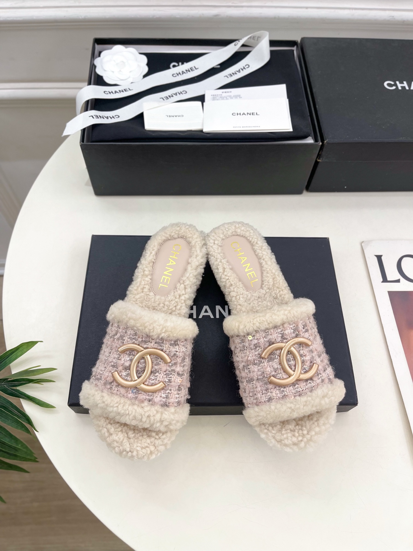 NO:420774,| Xiaoxiang 25 2025 Autumn and Winter New Products, Classic Counter, Xiaoxiang Double C Hemp Rope Thick-soled Fur Slippers Series, New BS, The Absolute Sex in the Fashion Circle, The Matching will interpret the meticulous, minimalist, and never faded classic elements, showing the unique style of dressing so beautiful that there is nothing to say, a must-have for summer... ━━━━━━━━━━━━━━━━━━━━━━━━━━━━━━━━━━━━━━━━━━━━━━━━━━━━━━━━━━━━Original high custom fabric, imported lamb wool, large sole original open molded wood grain water table anti-slip sole, heel height 4cm Shoe size: 35-39 (40.41 customization, no return and exchange), slippers, slippers19860909| 小香 25 2025 秋冬新品 专柜经典款 小香双C麻绳厚底毛拖鞋系列上新 BS 时尚圈的绝绝子 搭配将演绎着细致 极简 永不褪去的经典元素 展现与众不同的穿搭风格美到无话可说 夏季必入款…… ━━━━━ t ━━━━━ 鞋面原版高定制布料 内里进口羊羔毛 大底原版开模木纹水台防滑大底 跟高4cm 鞋码: 35-39（40.41定制不退换）,拖鞋,slippers,Women's Shoes