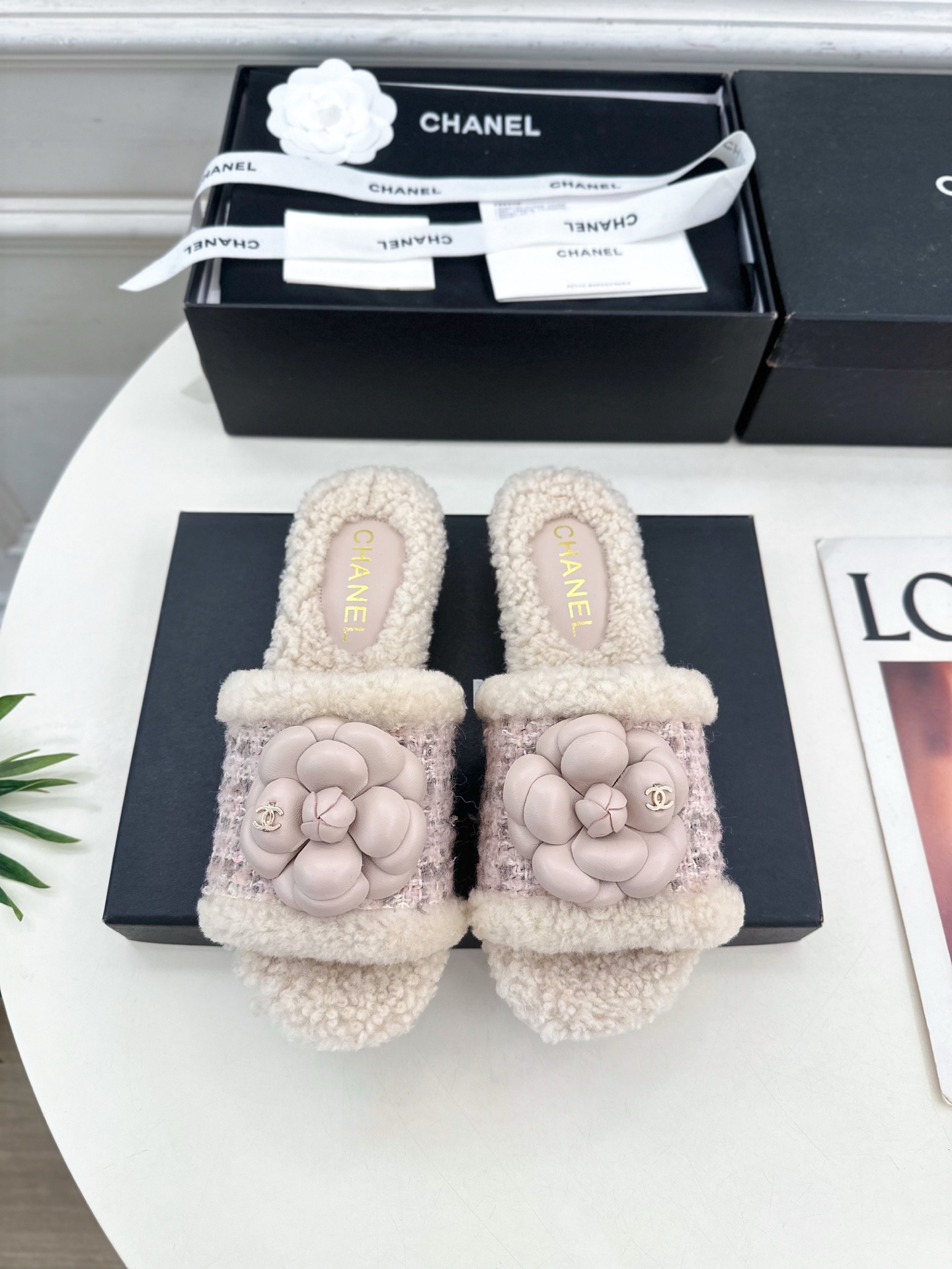 NO:420783,| Xiaoxiang 25 2025 Autumn and Winter New Products, Classic Counter, Xiaoxiang Double C Camellia Thick-soled Fur Slippers Series, New BS, The Absolute in the Fashion Circle, The Matching will interpret the meticulous, minimalist, and never faded classic elements, showing the unique style of dressing so beautiful that there is nothing to say, a must-have for summer... ━━━━━━━━━━━━━━━━━━━━━━━━━━━━━━━━━━━━━━━━━━━━━━━━━━━━━━━━Original high custom fabric, imported sheep cake wool, the original open molded wood grain water table anti-slip sole, heel height 4cm Shoe size: 35-39 (40.41 customization, no return and exchange), slippers, slippers19860909| 小香 25 2025 秋冬新品 专柜经典款 小香双C山茶花厚底毛拖鞋系列上新 BS 时尚圈的绝绝子 搭配将演绎着细致 极简 永不褪去的经典元素 展现与众不同的穿搭风格美到无话可说 夏季必入款…… ━━━━━ t ━━━━━ 鞋面原版高定制布料 内里进口羊糕毛 大底原版开模木纹水台防滑大底 跟高4cm 鞋码: 35-39（40.41定制不退换）,拖鞋,slippers,Women's Shoes