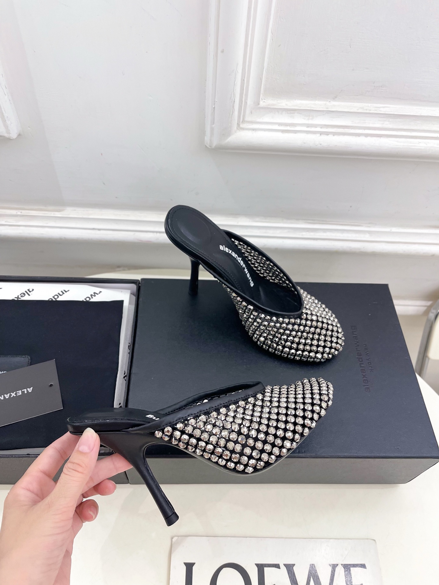 Alexander wang 亚力山•大王

2025春夏新品  大王水钻面网高跟包头拖鞋
——————
