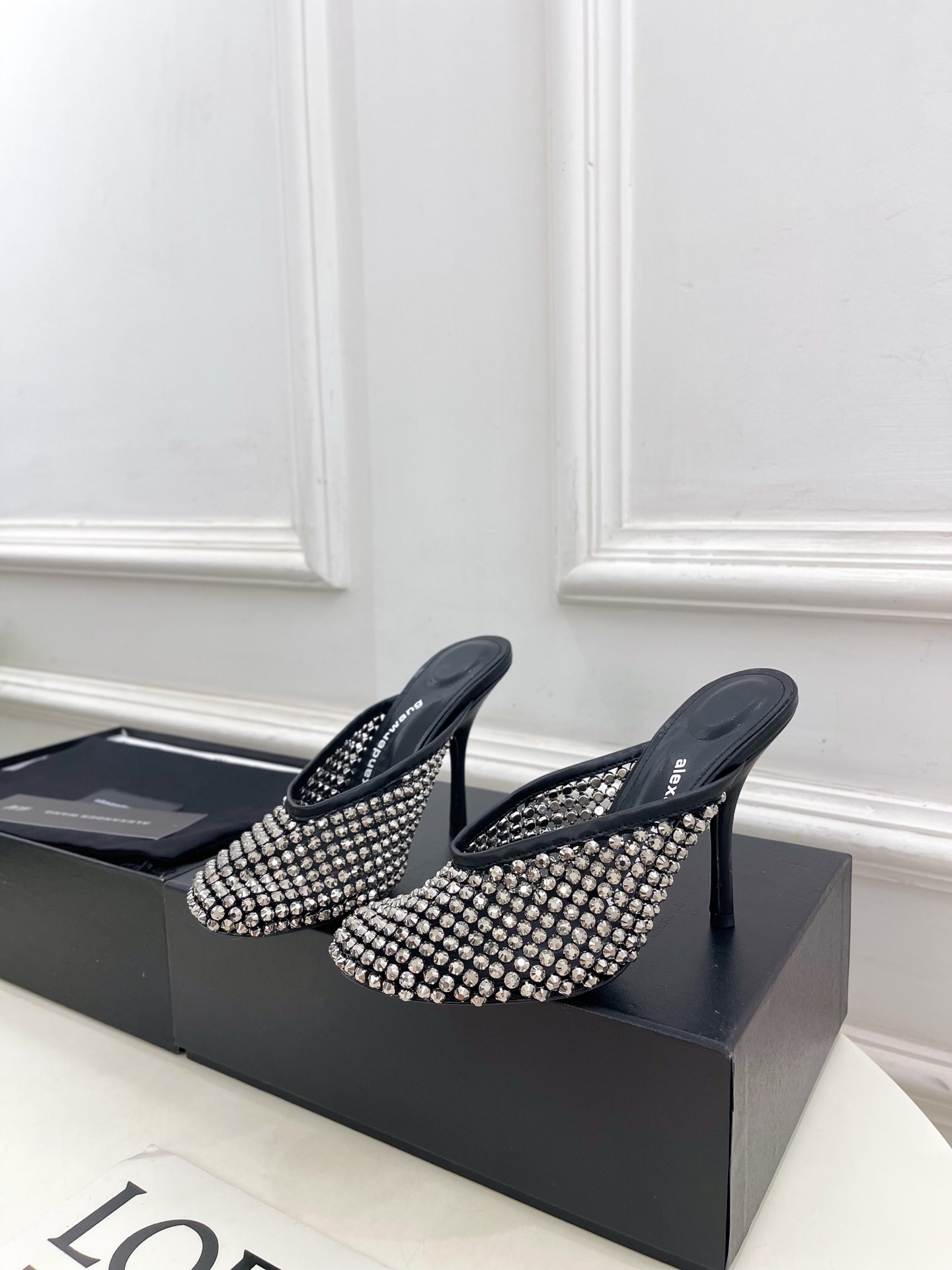 Alexander wang 亚力山•大王

2025春夏新品  大王水钻面网高跟包头拖鞋
——————