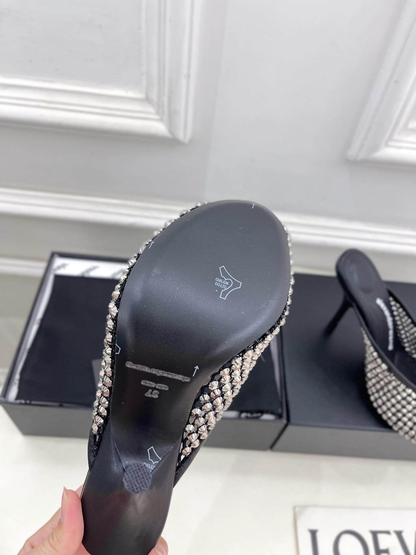 Alexander wang 亚力山•大王

2025春夏新品  大王水钻面网高跟包头拖鞋
——————