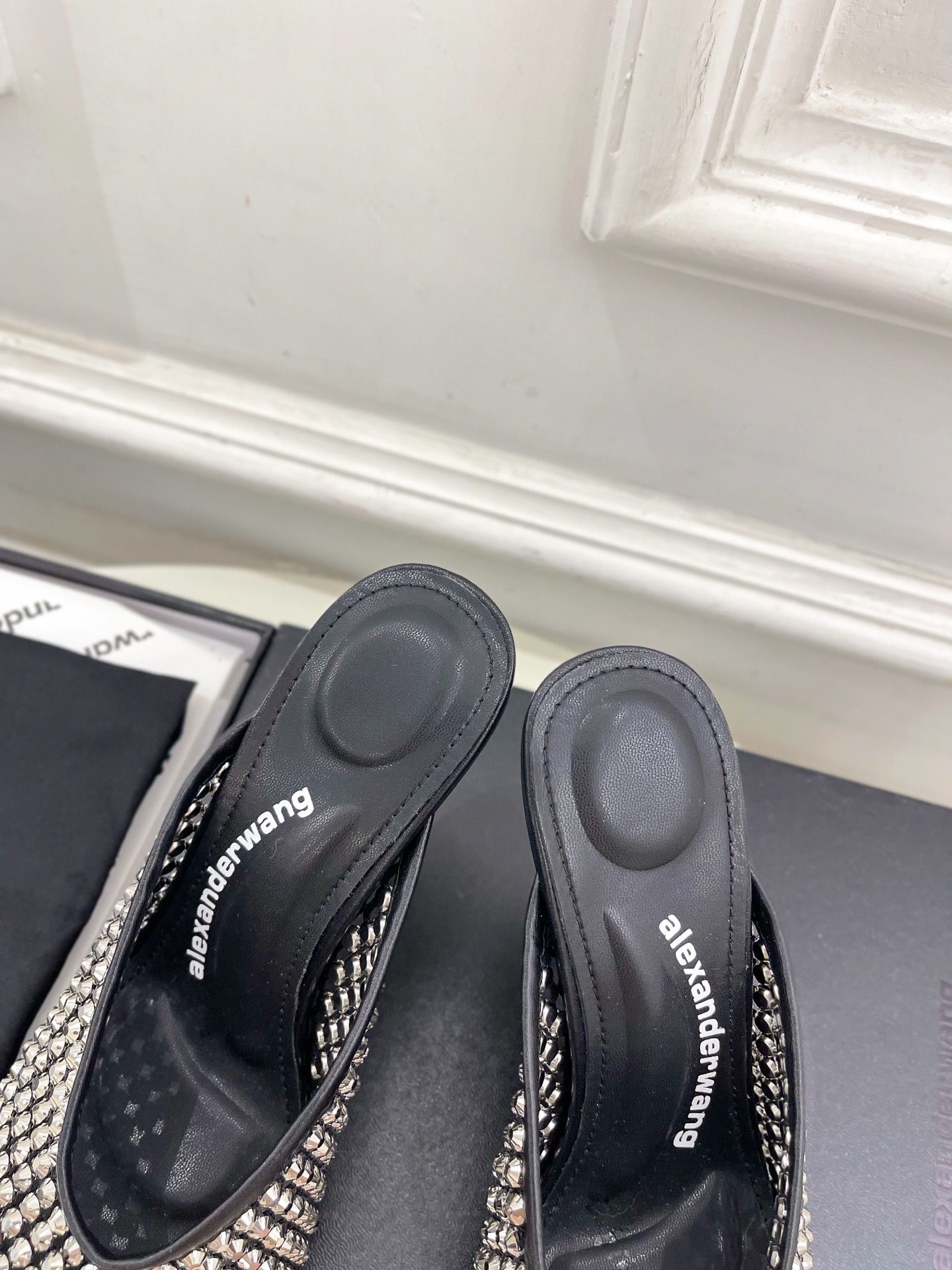 Alexander wang 亚力山•大王

2025春夏新品  大王水钻面网高跟包头拖鞋
——————