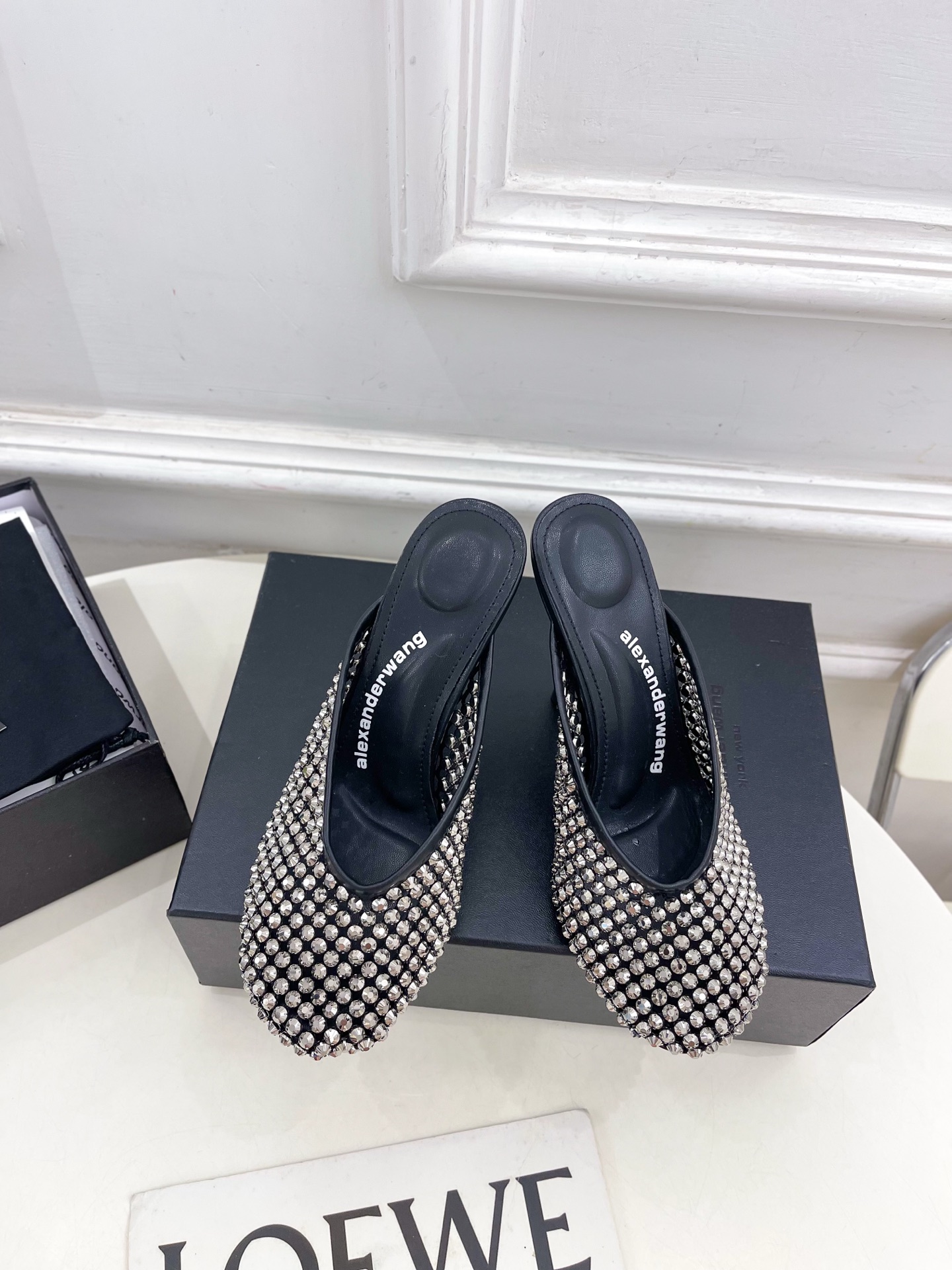 Alexander wang 亚力山•大王

2025春夏新品  大王水钻面网高跟包头拖鞋
——————