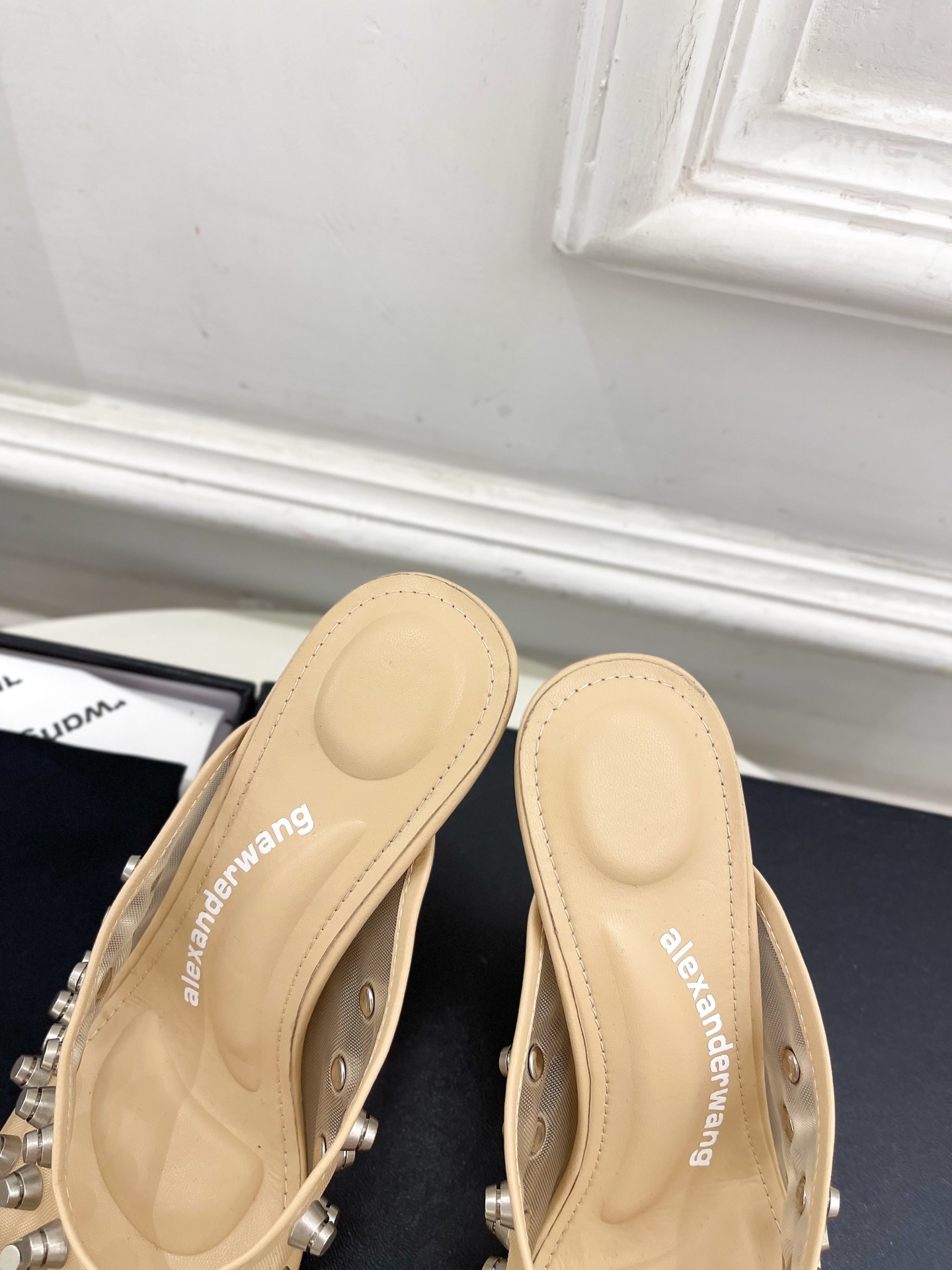 Alexander wang 亚力山•大王

2025春夏新品  大王鉚钉网面高跟包头拖鞋
——————