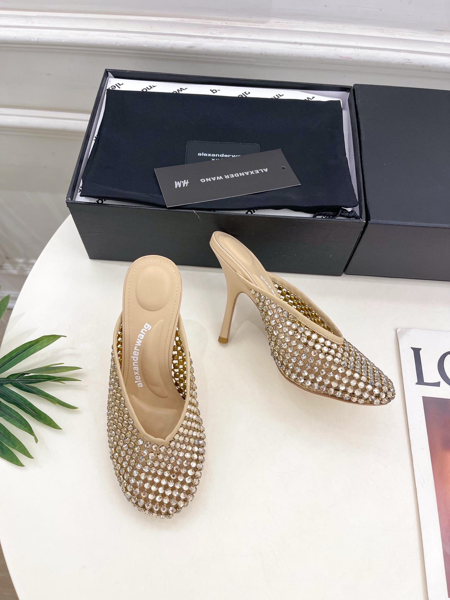 Alexander wang 亚力山•大王

2025春夏新品  大王水钻面网高跟包头拖鞋
——————
