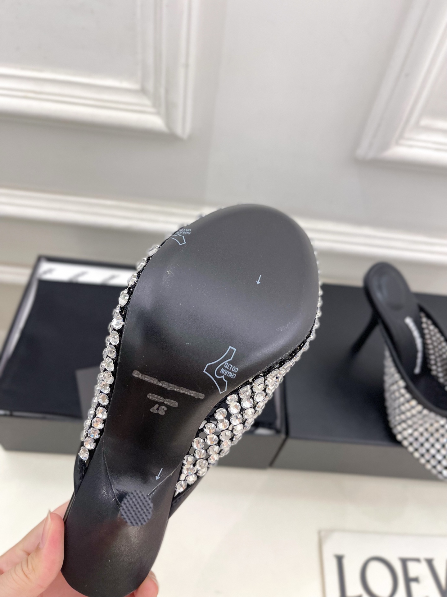 Alexander wang 亚力山•大王

2025春夏新品  大王水钻面网高跟包头拖鞋
——————