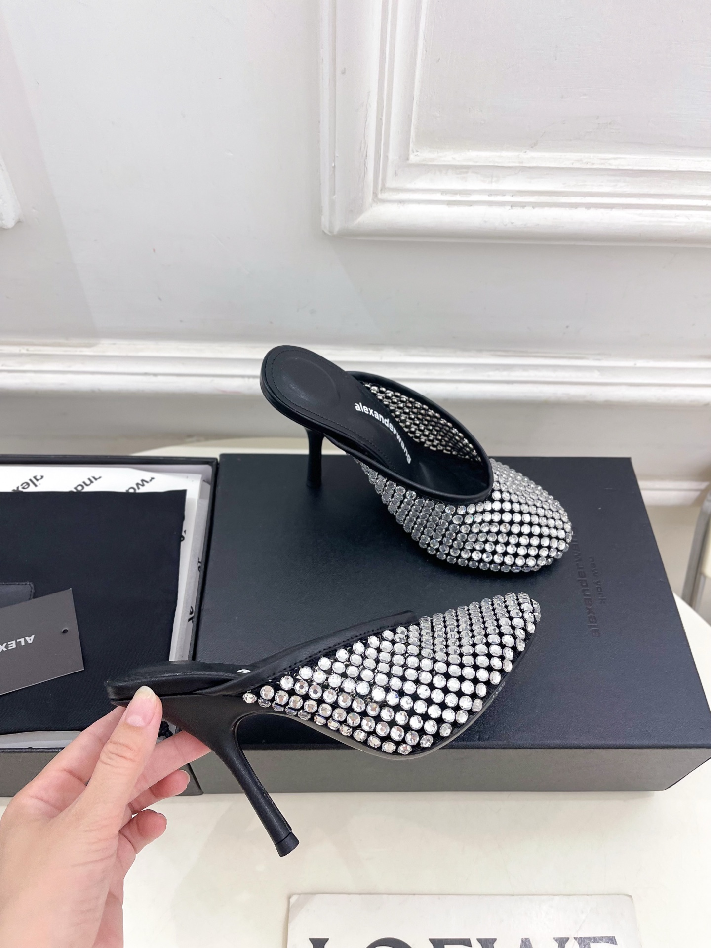 Alexander wang 亚力山•大王

2025春夏新品  大王水钻面网高跟包头拖鞋
——————