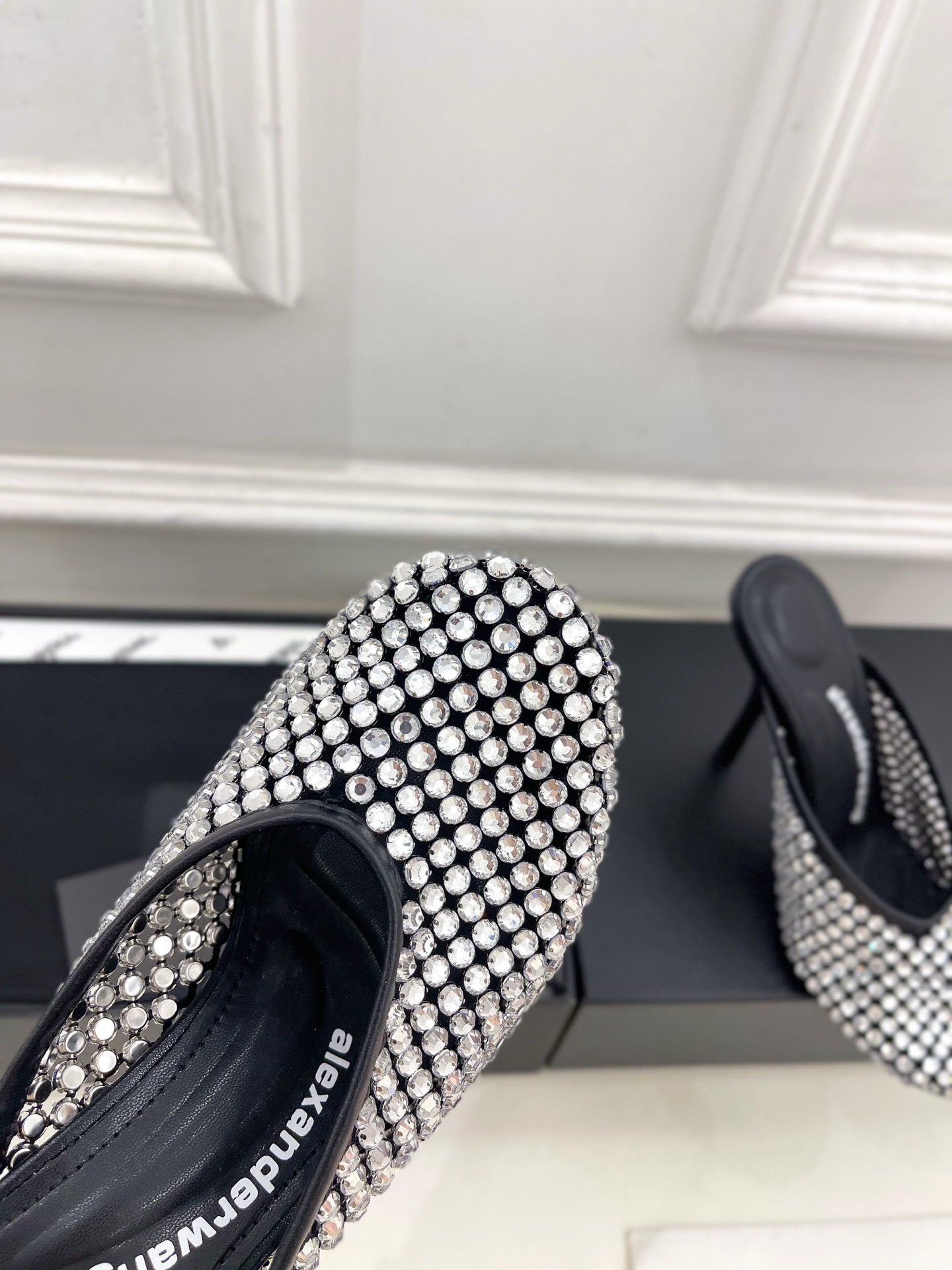 Alexander wang 亚力山•大王

2025春夏新品  大王水钻面网高跟包头拖鞋
——————