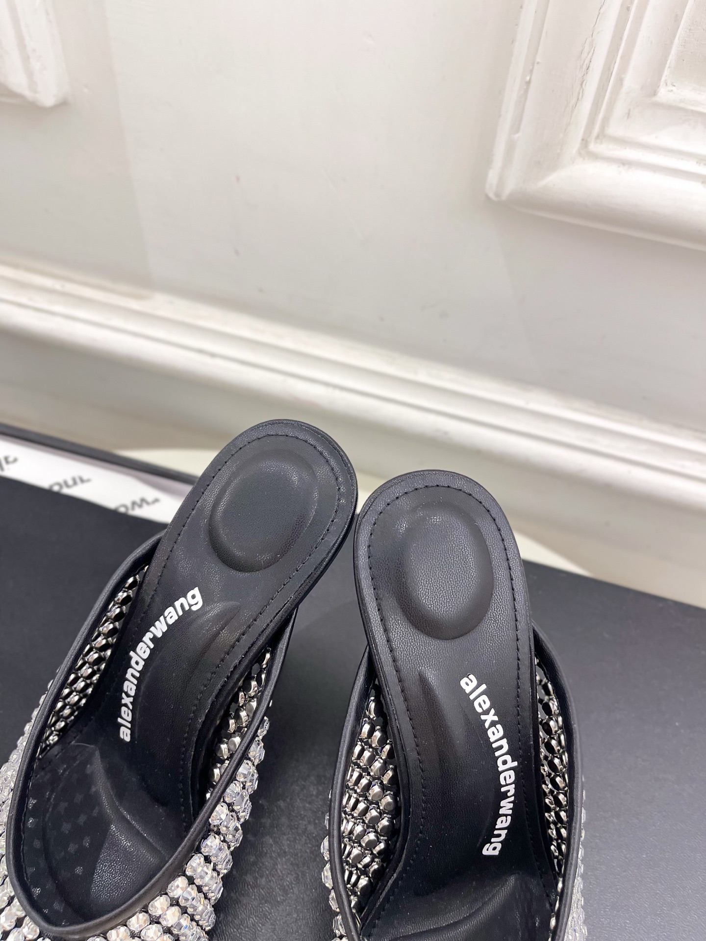 Alexander wang 亚力山•大王

2025春夏新品  大王水钻面网高跟包头拖鞋
——————