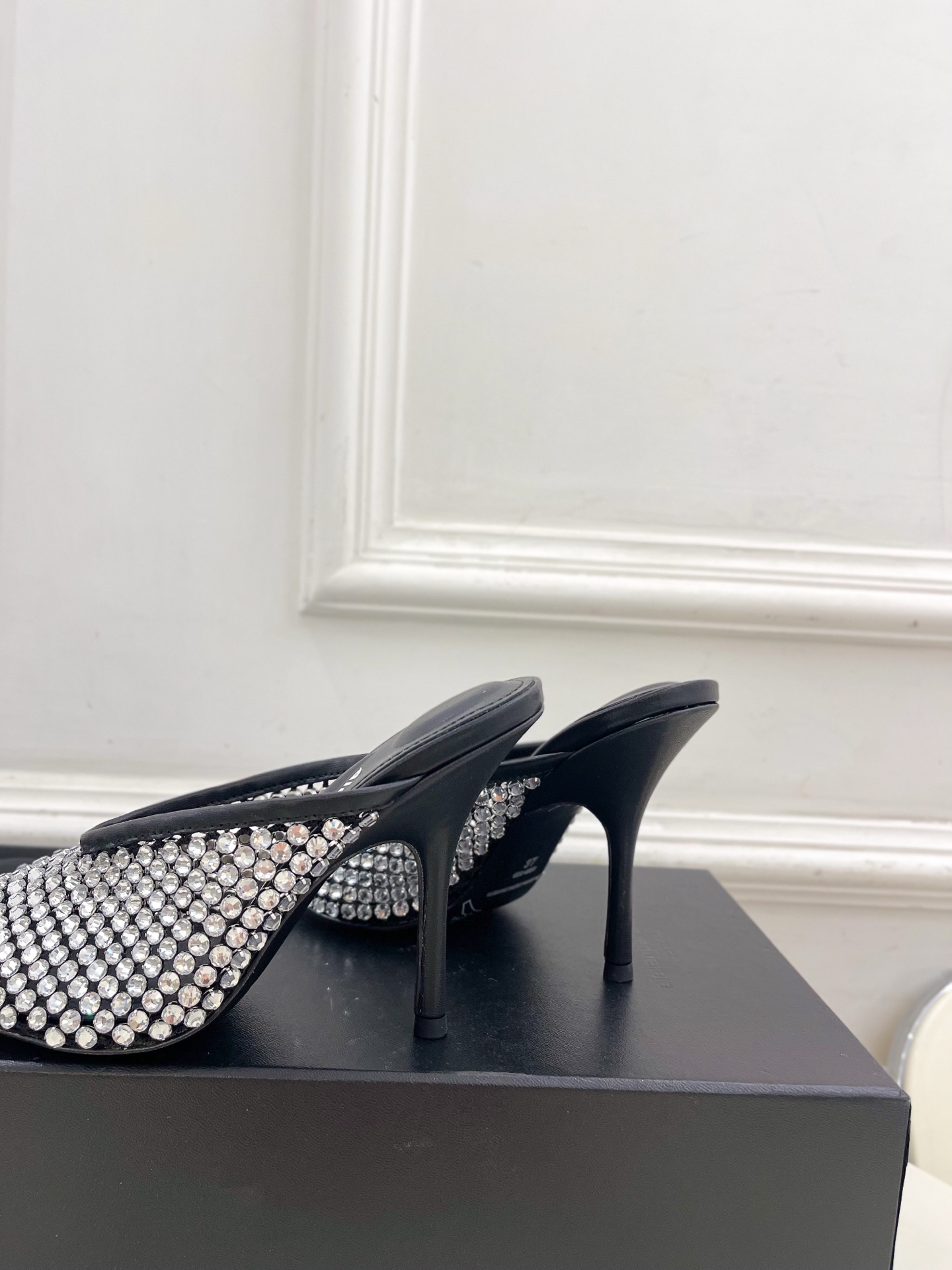 Alexander wang 亚力山•大王

2025春夏新品  大王水钻面网高跟包头拖鞋
——————