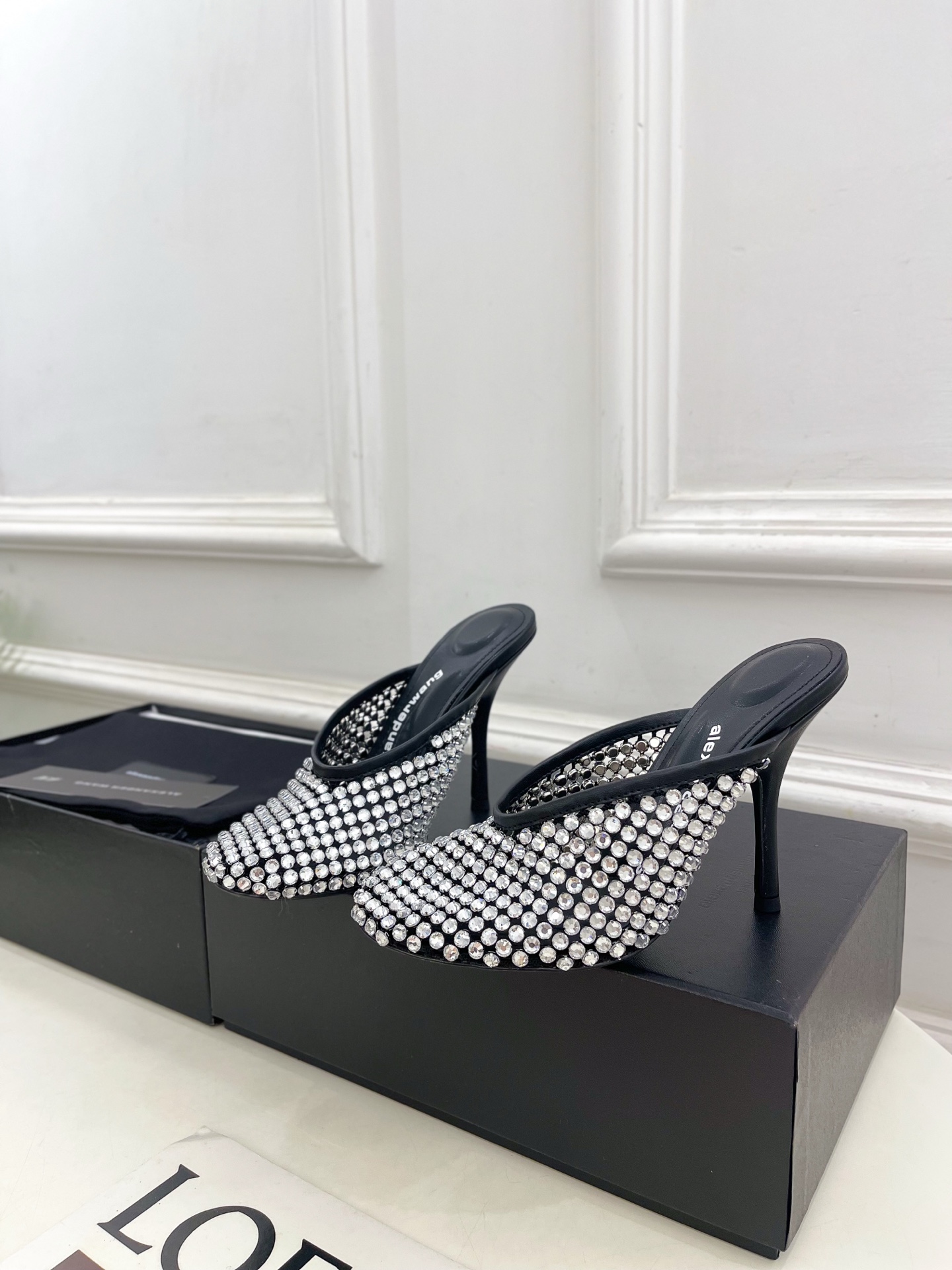 Alexander wang 亚力山•大王

2025春夏新品  大王水钻面网高跟包头拖鞋
——————