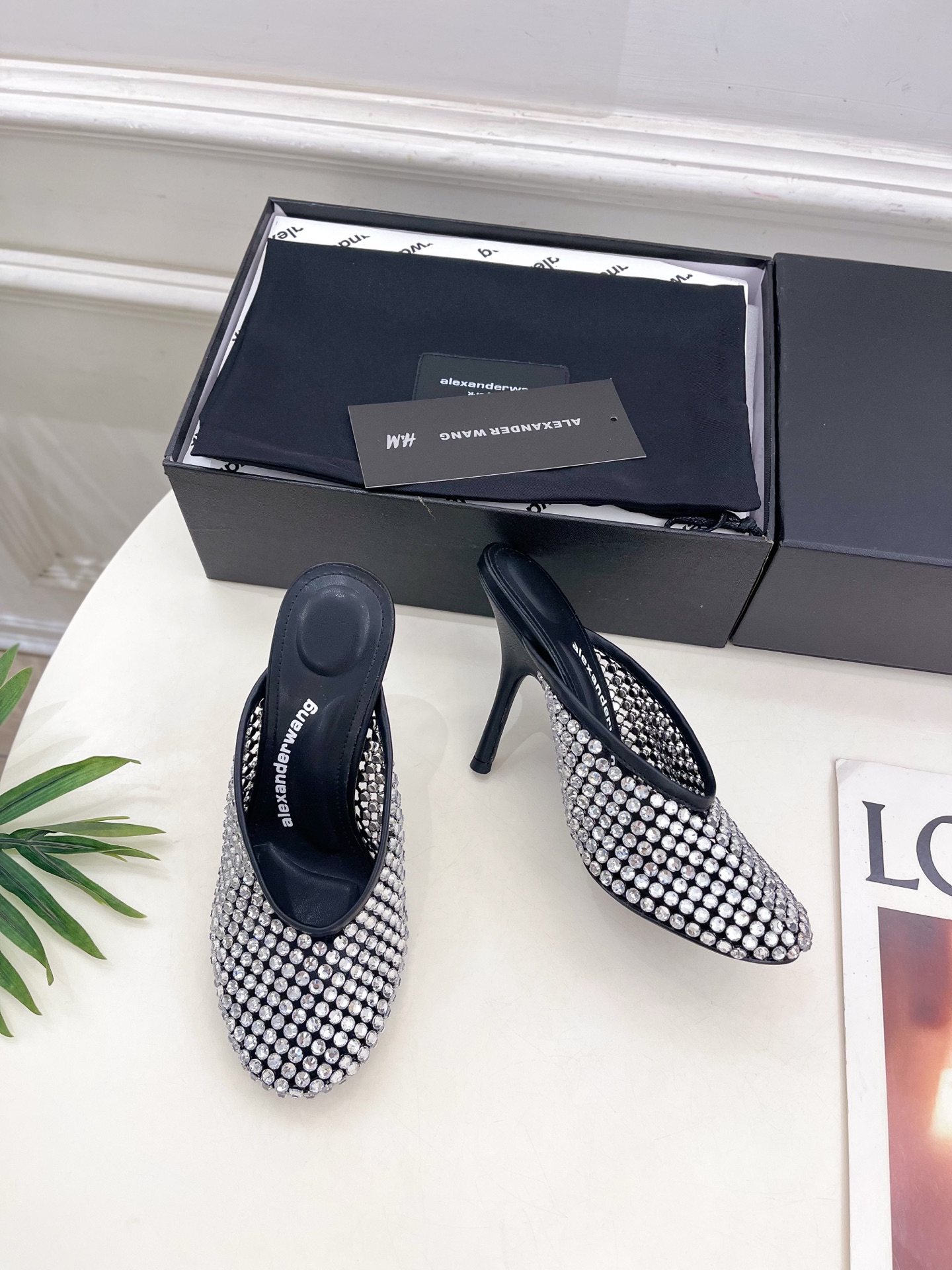 Alexander wang 亚力山•大王

2025春夏新品  大王水钻面网高跟包头拖鞋
——————