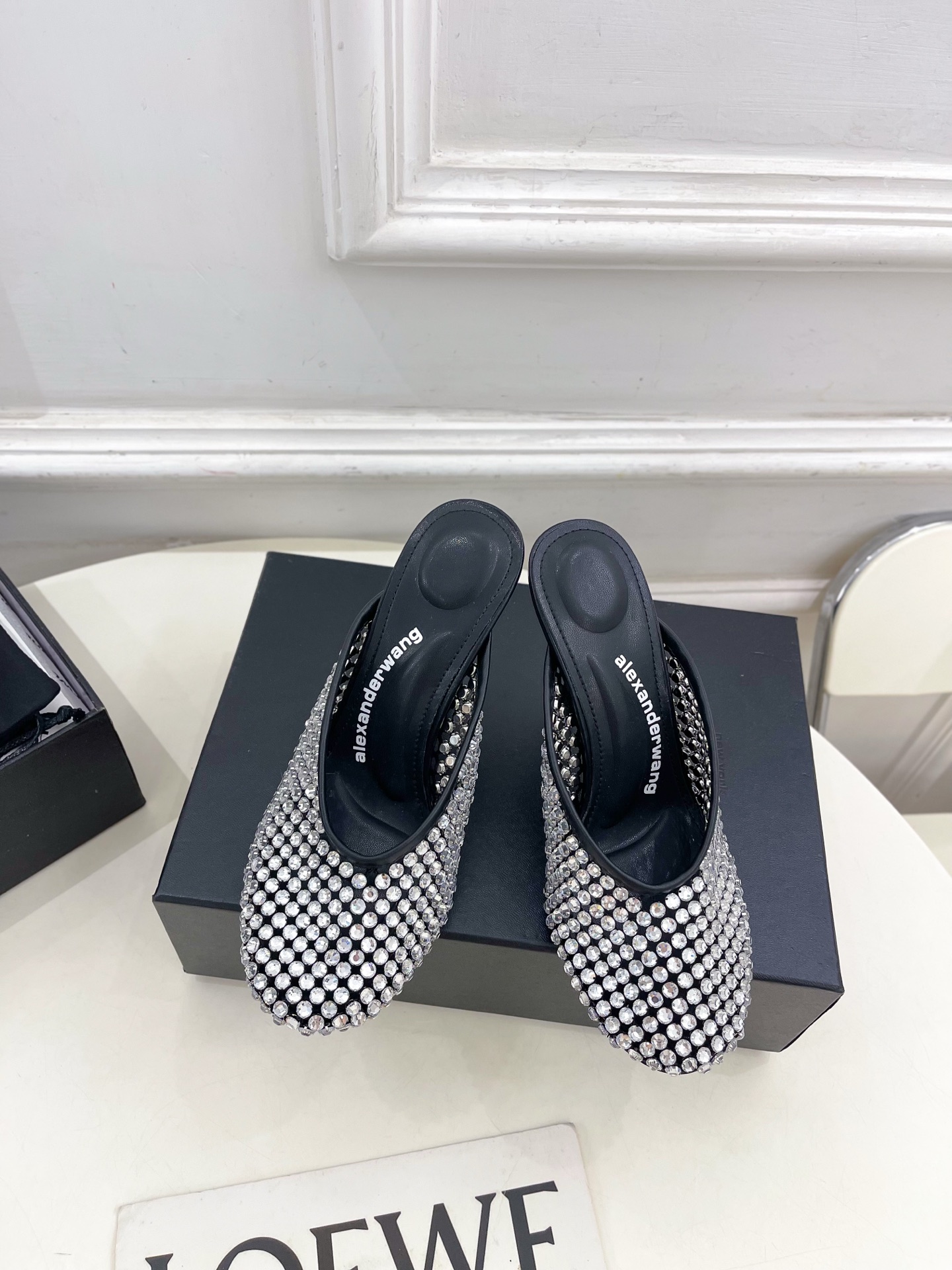 Alexander wang 亚力山•大王

2025春夏新品  大王水钻面网高跟包头拖鞋
——————