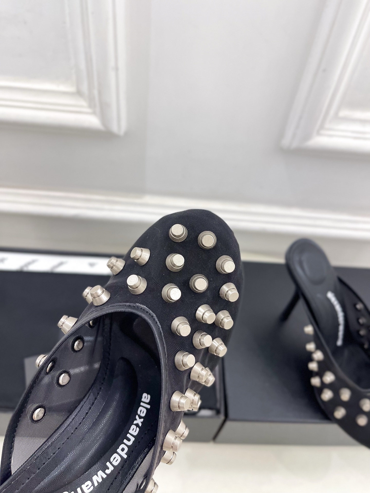 Alexander wang 亚力山•大王

2025春夏新品  大王鉚钉网面高跟包头拖鞋
——————