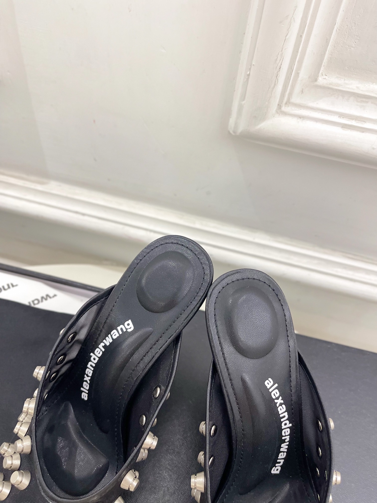Alexander wang 亚力山•大王

2025春夏新品  大王鉚钉网面高跟包头拖鞋
——————