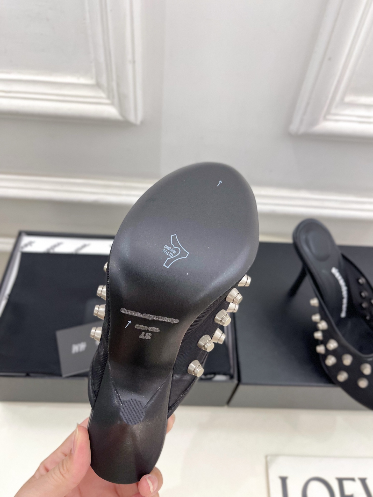 Alexander wang 亚力山•大王

2025春夏新品  大王鉚钉网面高跟包头拖鞋
——————