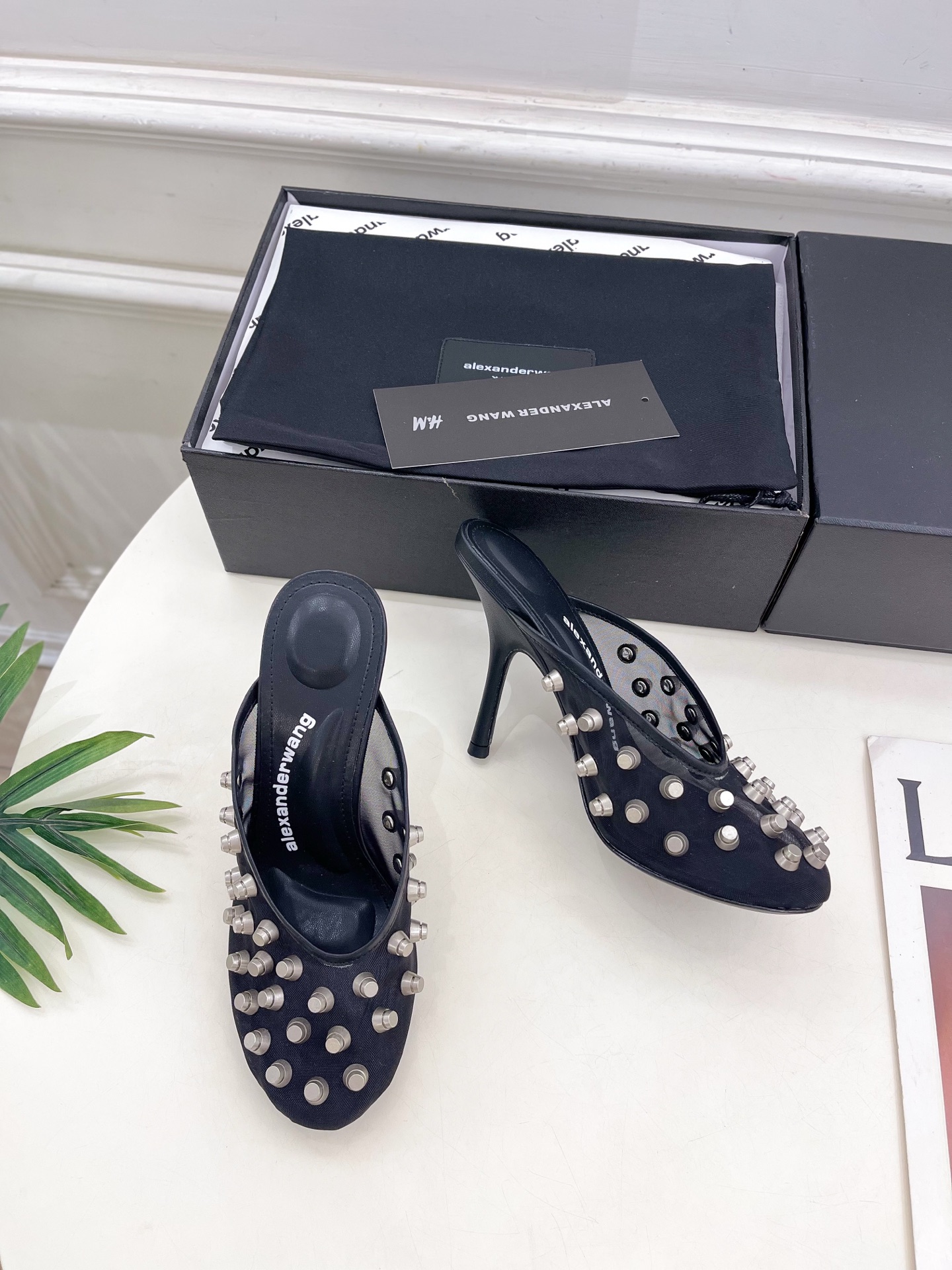 Alexander wang 亚力山•大王

2025春夏新品  大王鉚钉网面高跟包头拖鞋
——————