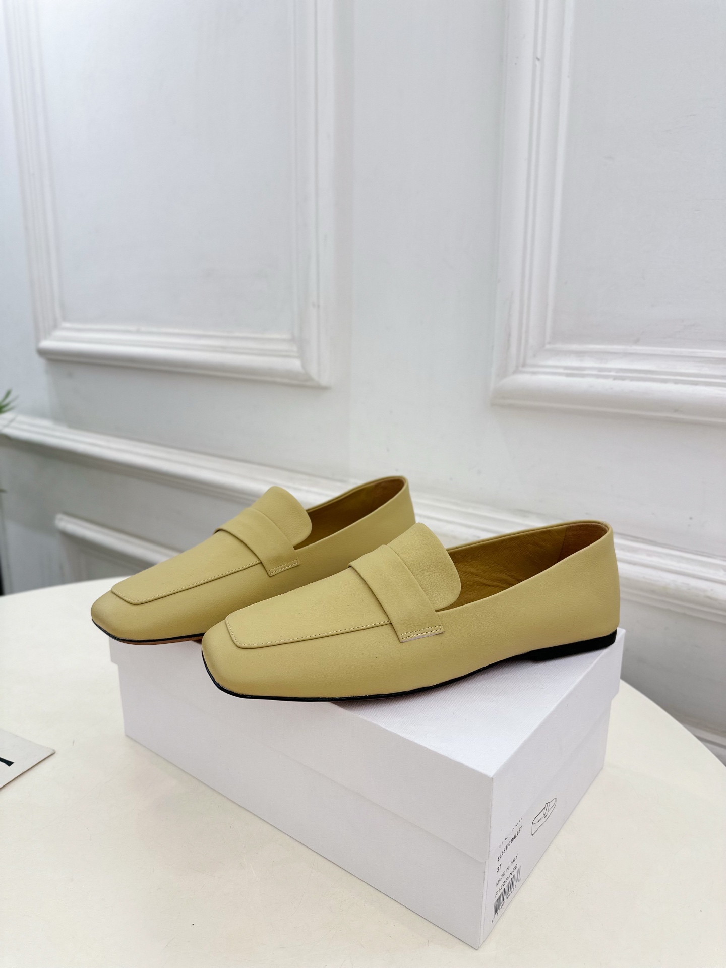 The row 2025春夏新品 方头平底乐福鞋
—————————
作为这两年最受欢迎的设计师牌，设计