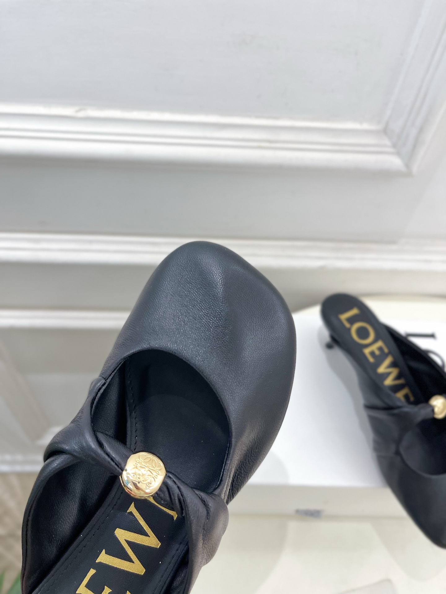 LOEWE 罗意威 2025春夏新品 Pebble小猫跟穆勒拖鞋
—————————
LOEWE作为这两