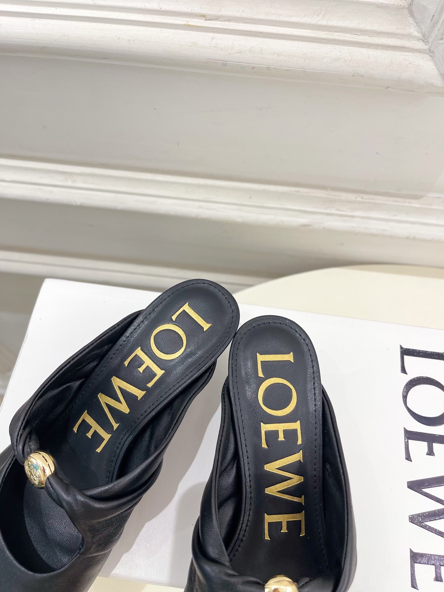 LOEWE 罗意威 2025春夏新品 Pebble小猫跟穆勒拖鞋
—————————
LOEWE作为这两