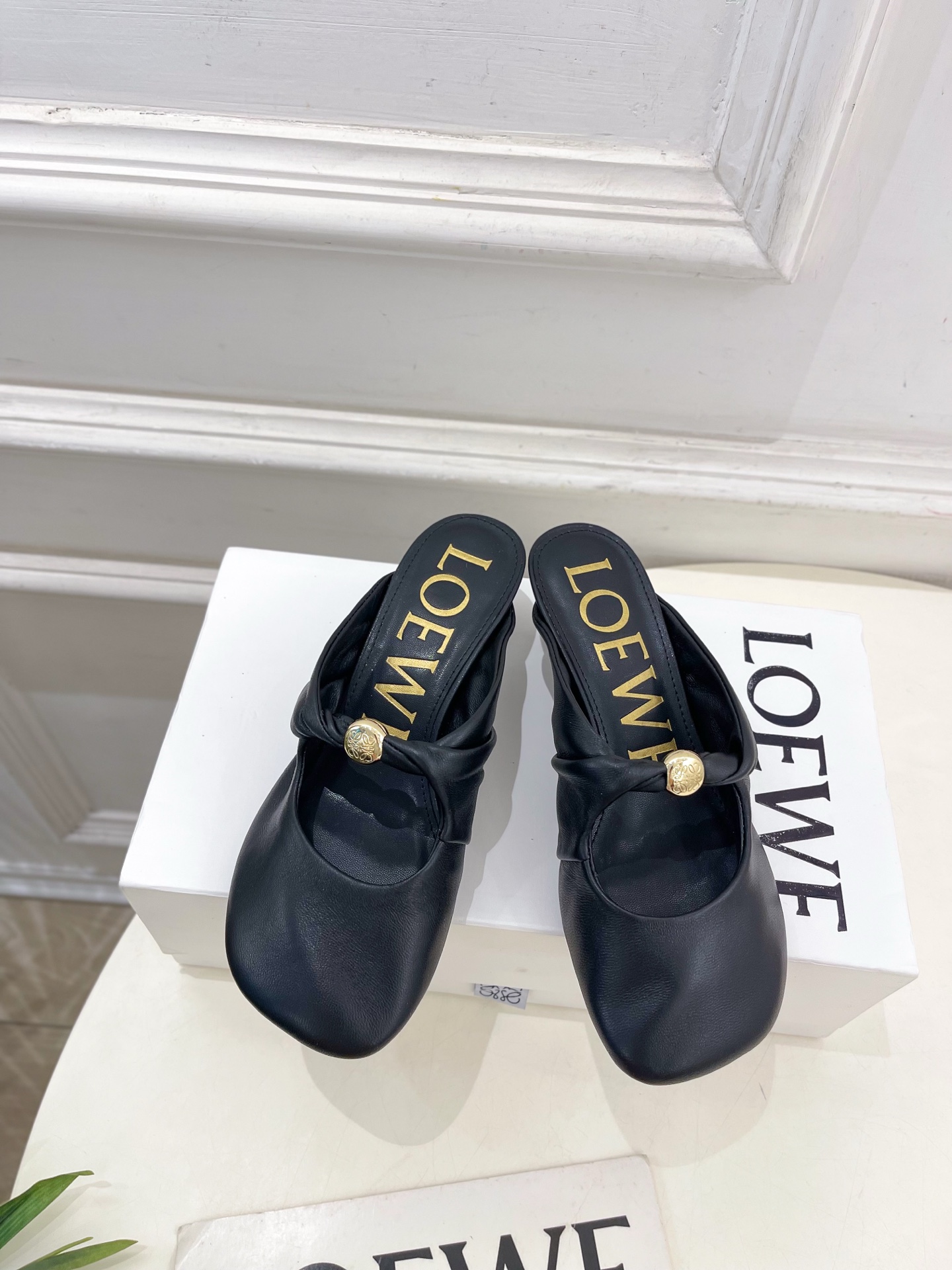 LOEWE 罗意威 2025春夏新品 Pebble小猫跟穆勒拖鞋
—————————
LOEWE作为这两