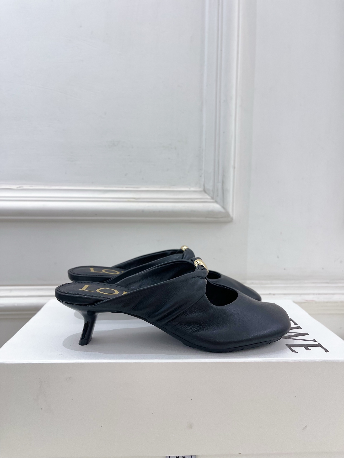 LOEWE 罗意威 2025春夏新品 Pebble小猫跟穆勒拖鞋
—————————
LOEWE作为这两