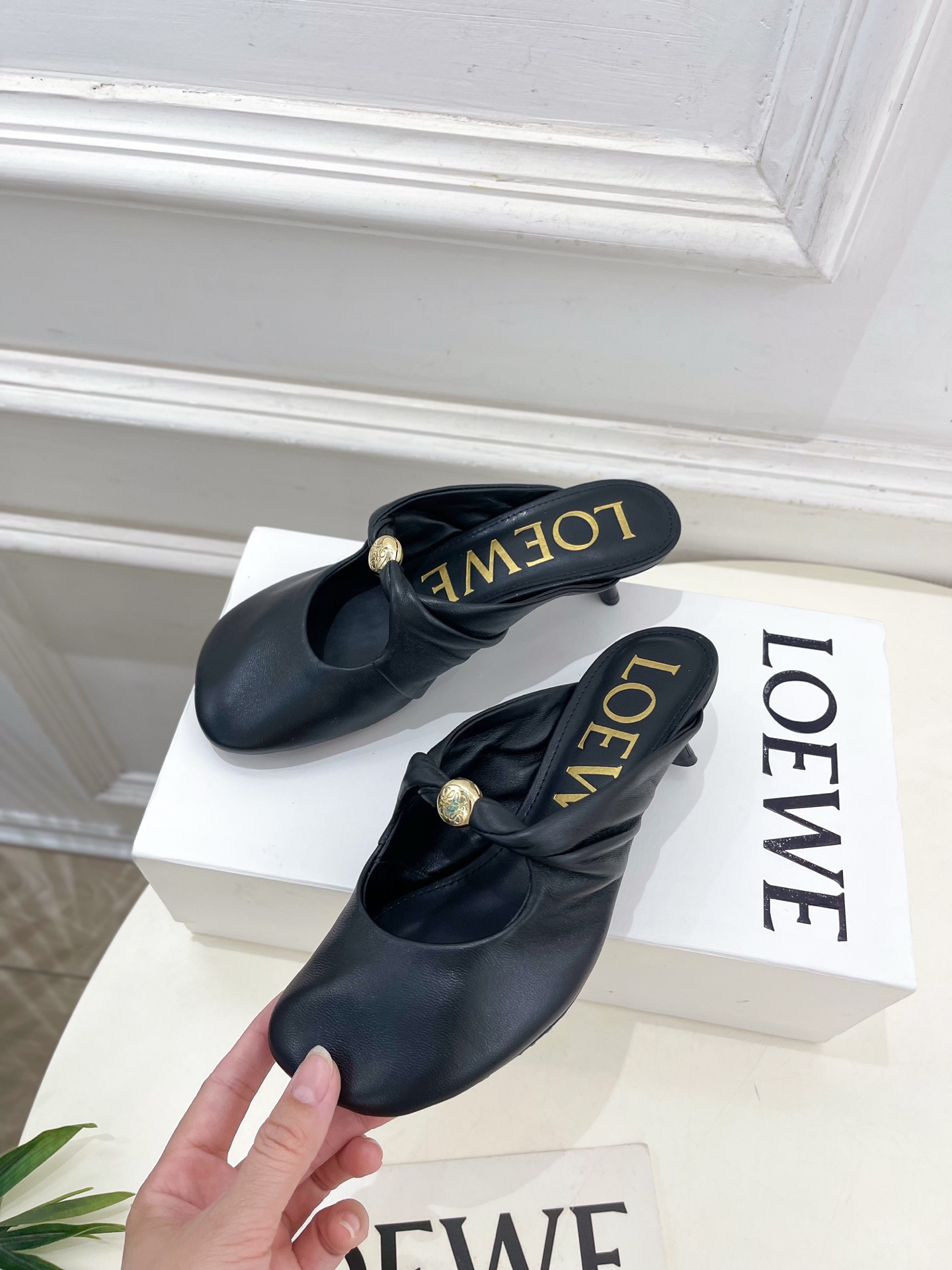 LOEWE 罗意威 2025春夏新品 Pebble小猫跟穆勒拖鞋
—————————
LOEWE作为这两