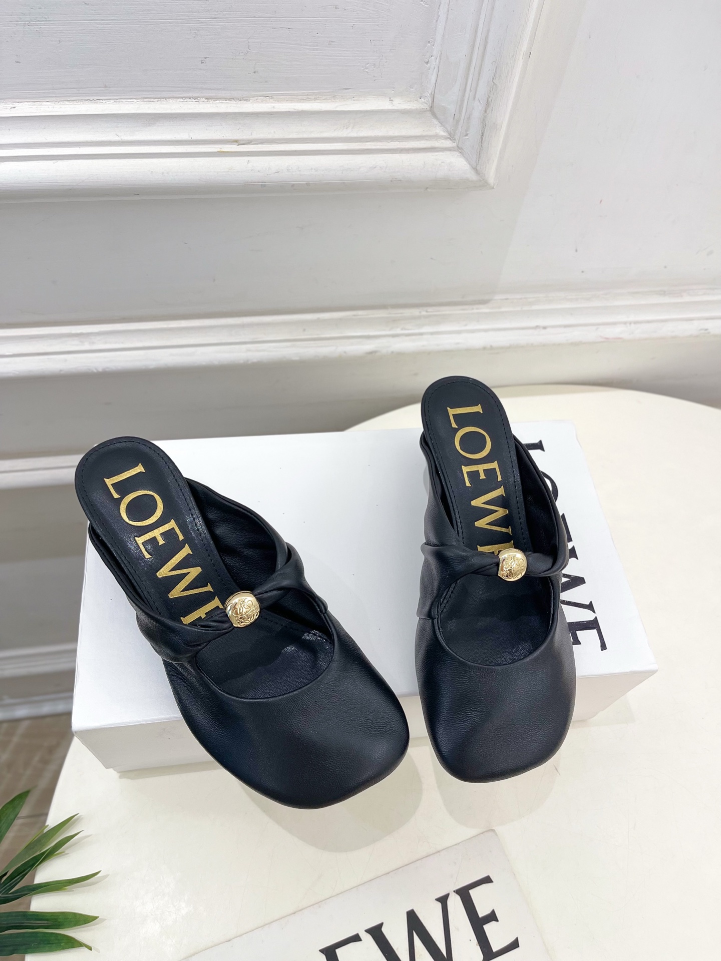 LOEWE 罗意威 2025春夏新品 Pebble小猫跟穆勒拖鞋
—————————
LOEWE作为这两