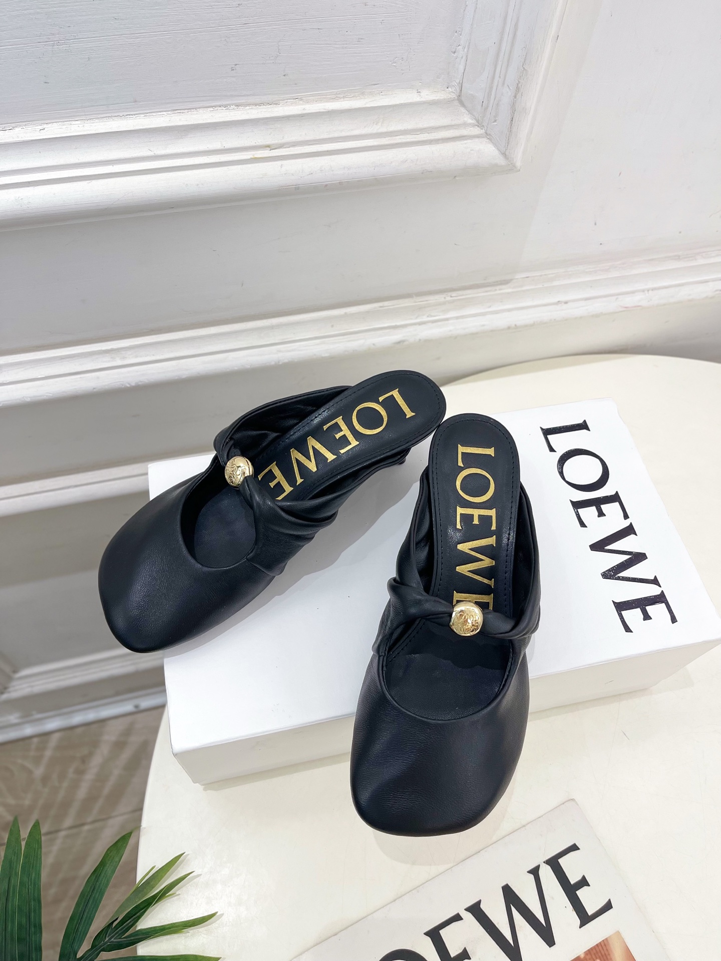 LOEWE 罗意威 2025春夏新品 Pebble小猫跟穆勒拖鞋
—————————
LOEWE作为这两