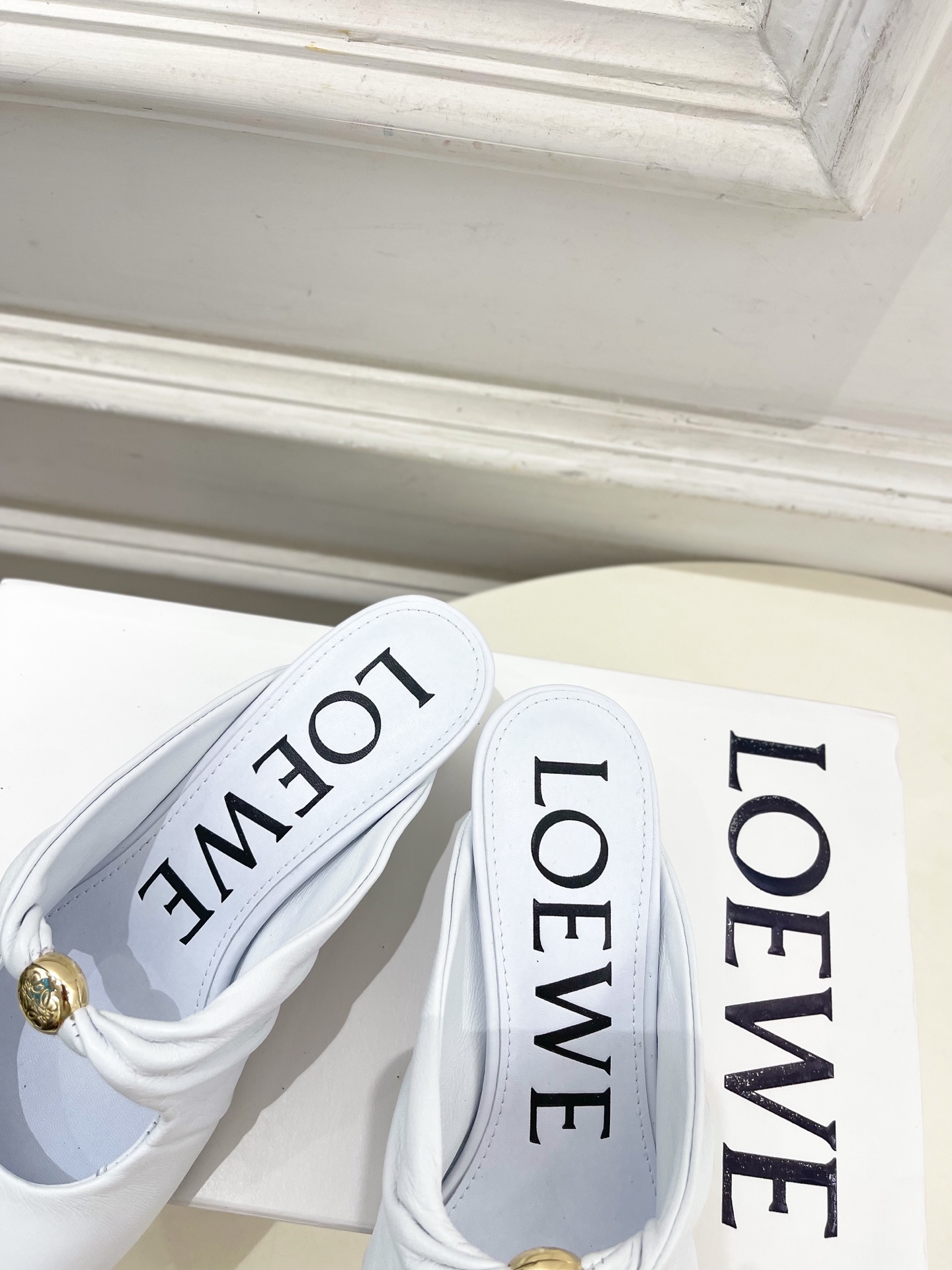 LOEWE 罗意威 2025春夏新品 Pebble小猫跟穆勒拖鞋
—————————
LOEWE作为这两