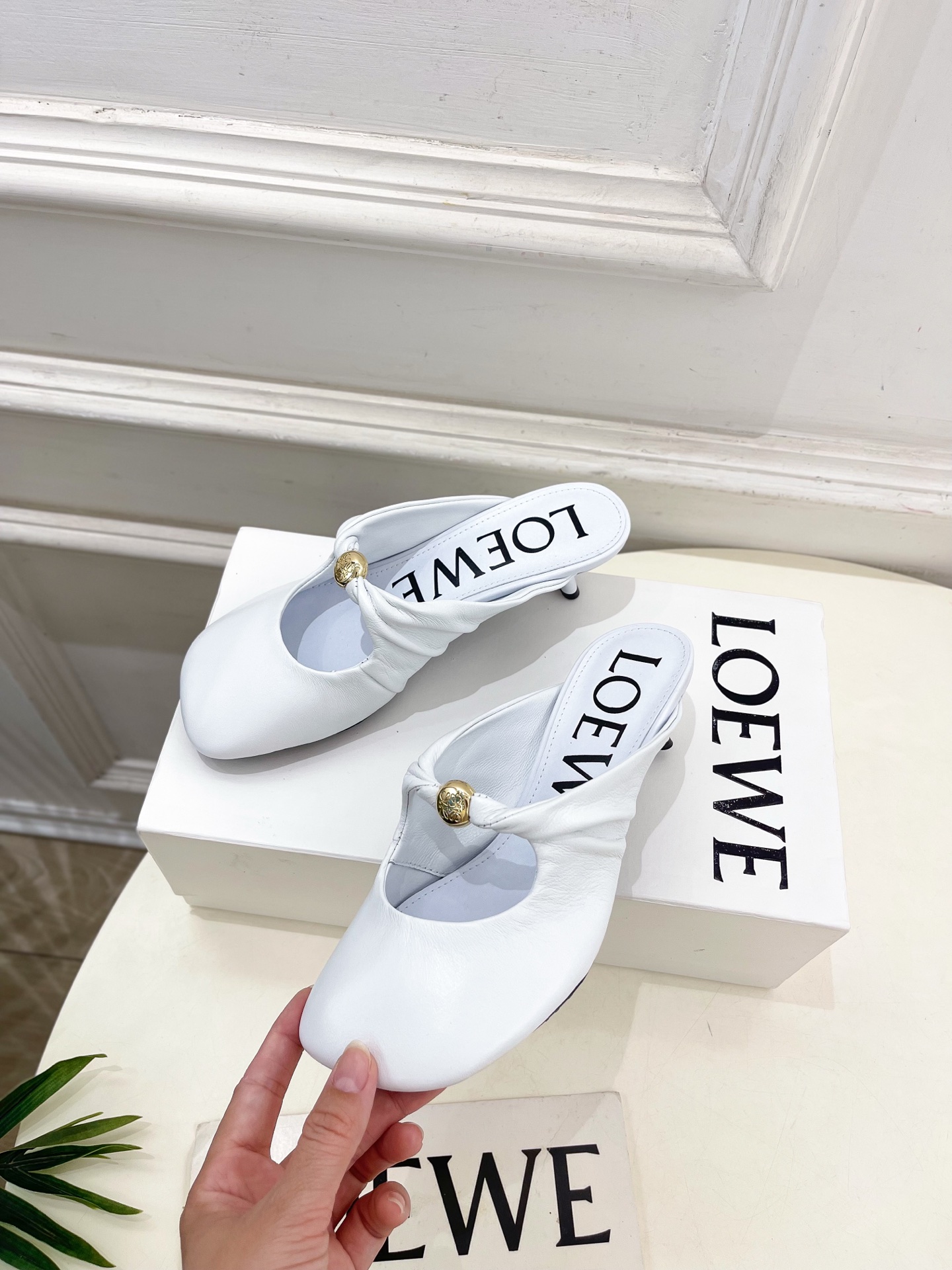 LOEWE 罗意威 2025春夏新品 Pebble小猫跟穆勒拖鞋
—————————
LOEWE作为这两