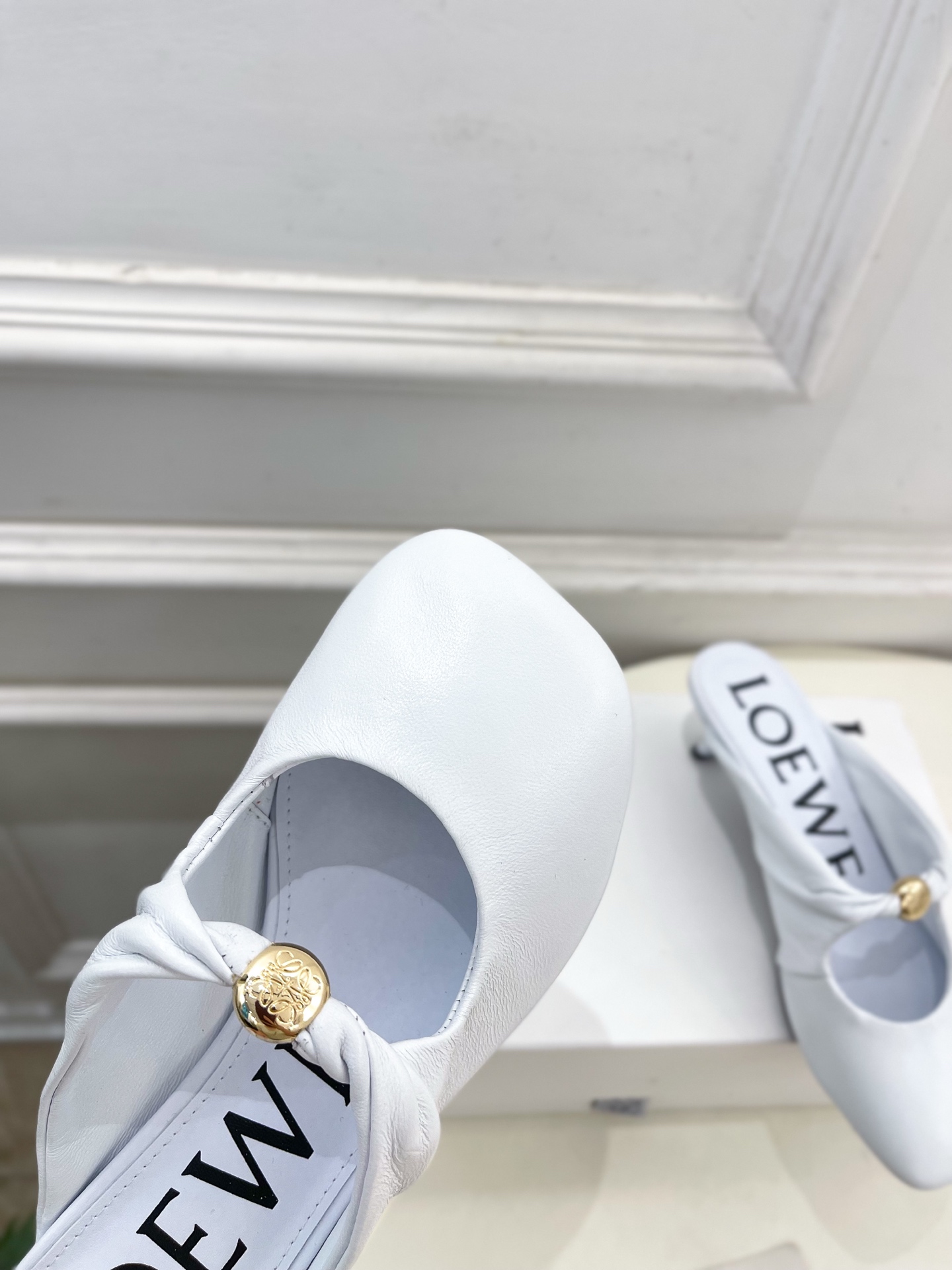 LOEWE 罗意威 2025春夏新品 Pebble小猫跟穆勒拖鞋
—————————
LOEWE作为这两