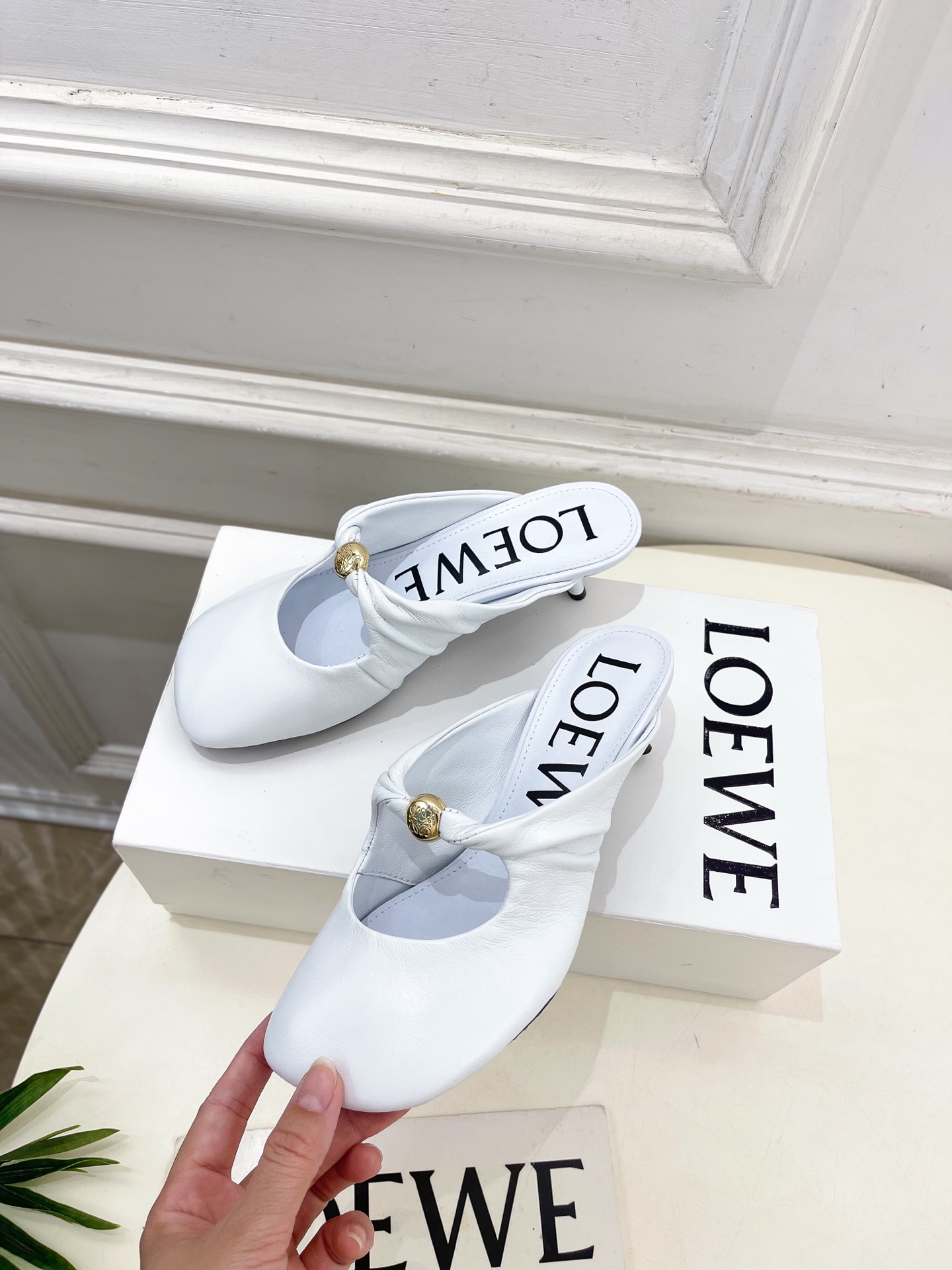 LOEWE 罗意威 2025春夏新品 Pebble小猫跟穆勒拖鞋
—————————
LOEWE作为这两