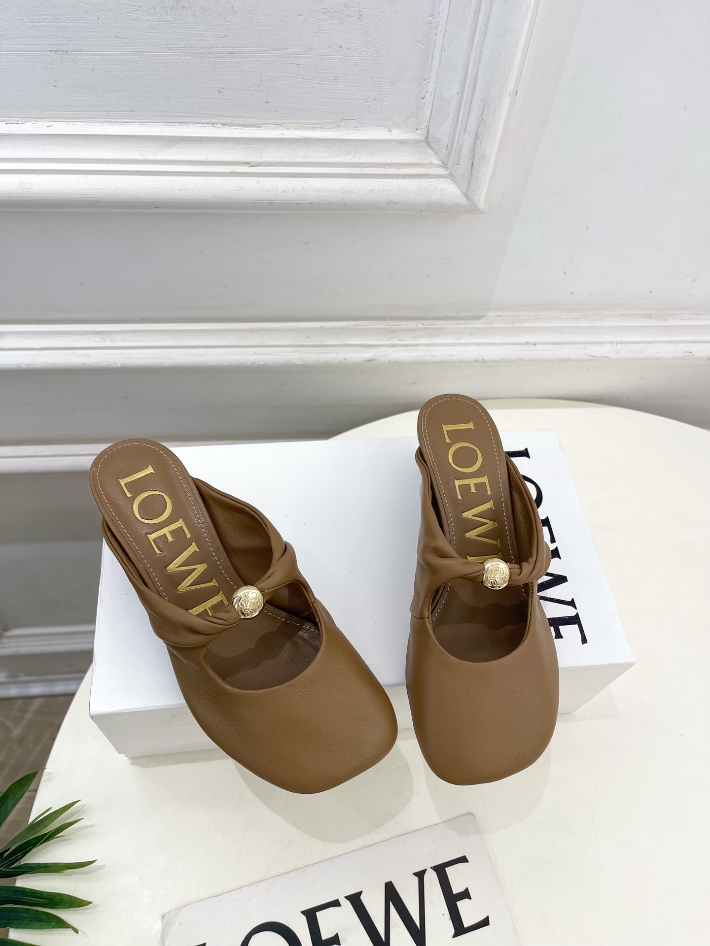 LOEWE 罗意威 2025春夏新品 Pebble小猫跟穆勒拖鞋
—————————
LOEWE作为这两