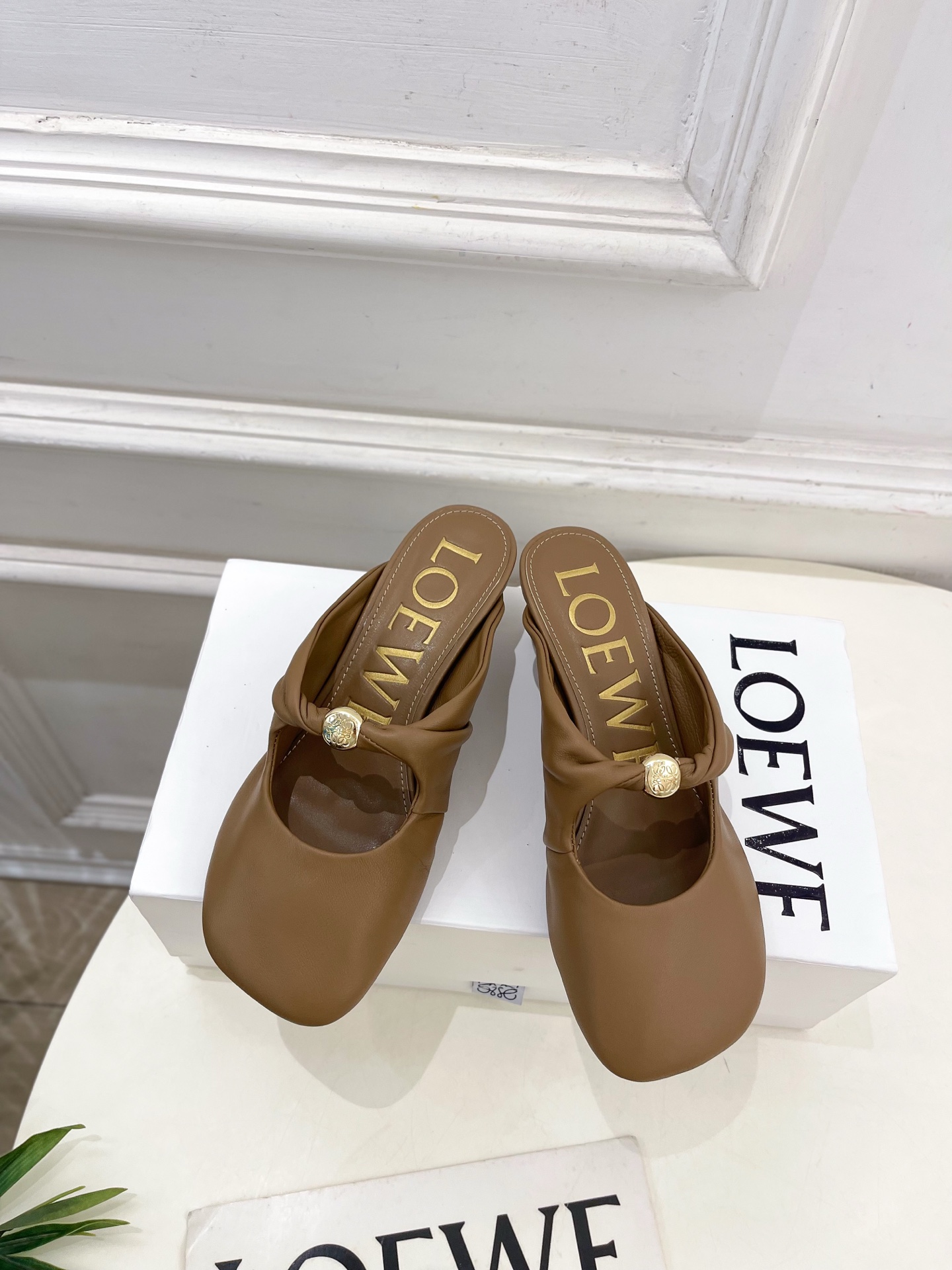 LOEWE 罗意威 2025春夏新品 Pebble小猫跟穆勒拖鞋
—————————
LOEWE作为这两