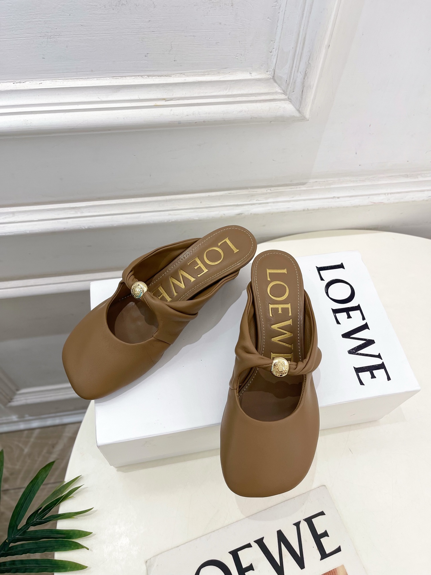LOEWE 罗意威 2025春夏新品 Pebble小猫跟穆勒拖鞋
—————————
LOEWE作为这两